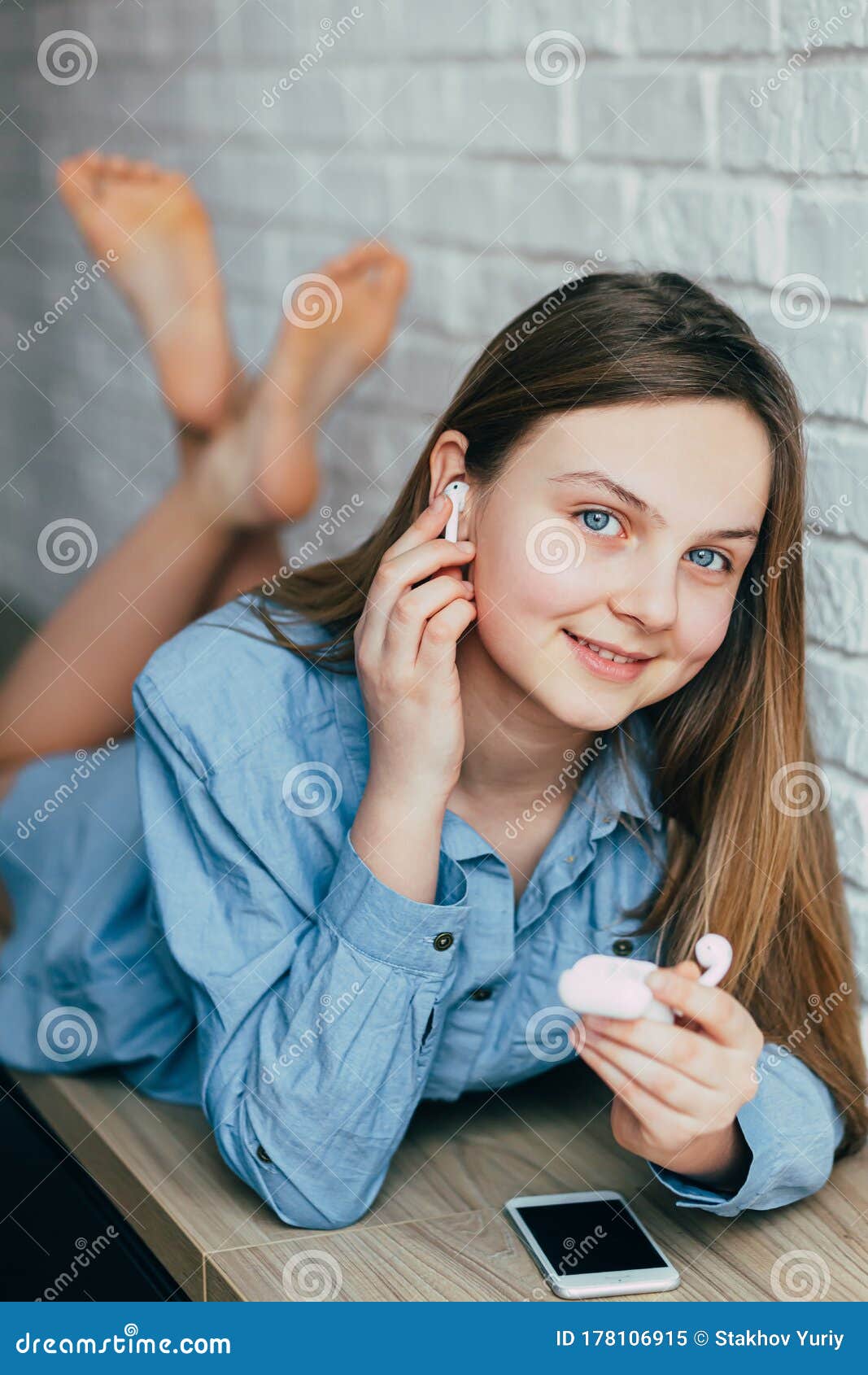 穿蓝色衬衫 蓝眼睛的白人美少女 双腿朝着相机微笑 戴上耳机库存图片 图片包括有照相机 快乐 穿蓝色衬衫 蓝眼睛的白人美少女 双腿朝着相机微笑 戴上耳机库存图片 图片包括有照相机 快乐