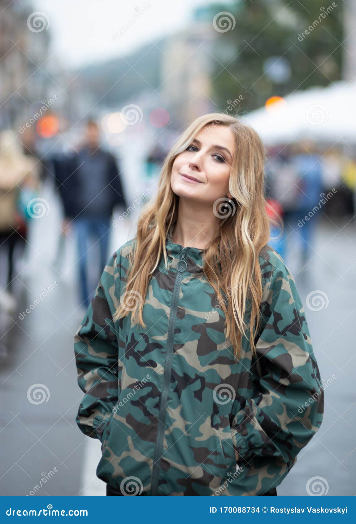 穿迷彩夹克的年轻女性库存照片 图片包括有背包 衣裳 行程 方式 发型 女性 夫人 成人 穿迷彩夹克的年轻女性库存照片 图片包括有背包 衣裳 行程 方式 发型 女性 夫人 成人