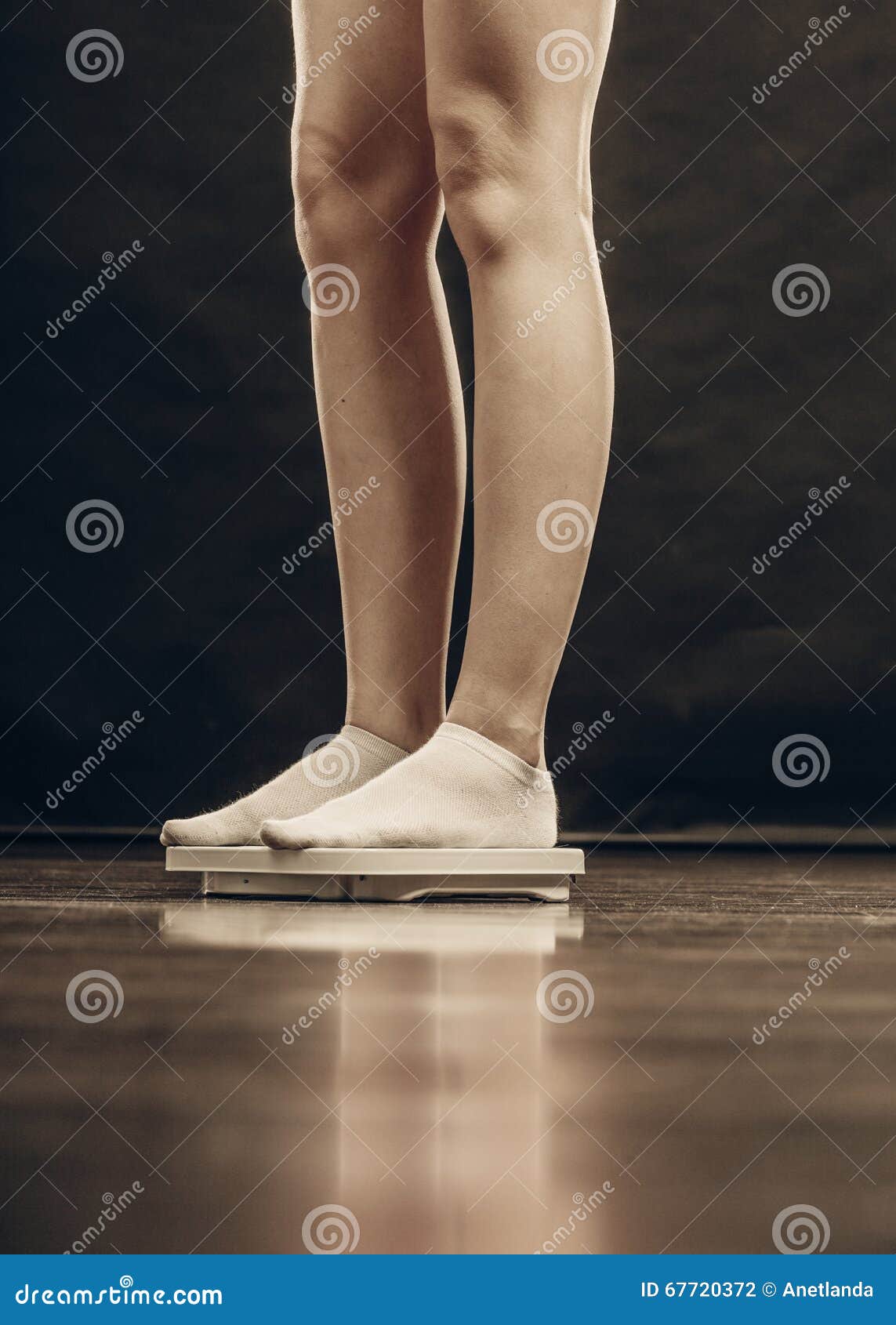 站立在体重计的女性脚库存照片 图片包括有关心 重量 胡言乱语的 人力 健身 饮食 控制 站立在体重计的女性脚库存照片 图片包括有关心 重量 胡言乱语的 人力 健身 饮食 控制