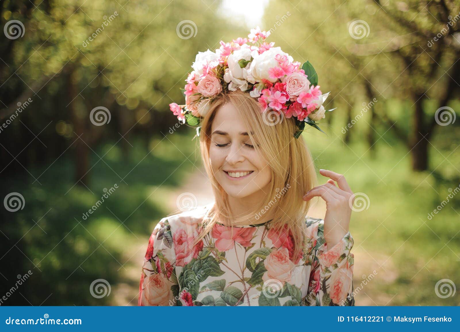 站立在树中的花王冠的年轻和美丽的微笑的女孩库存图片 图片包括有站立在树中的花王冠的年轻和美丽的微笑的女孩