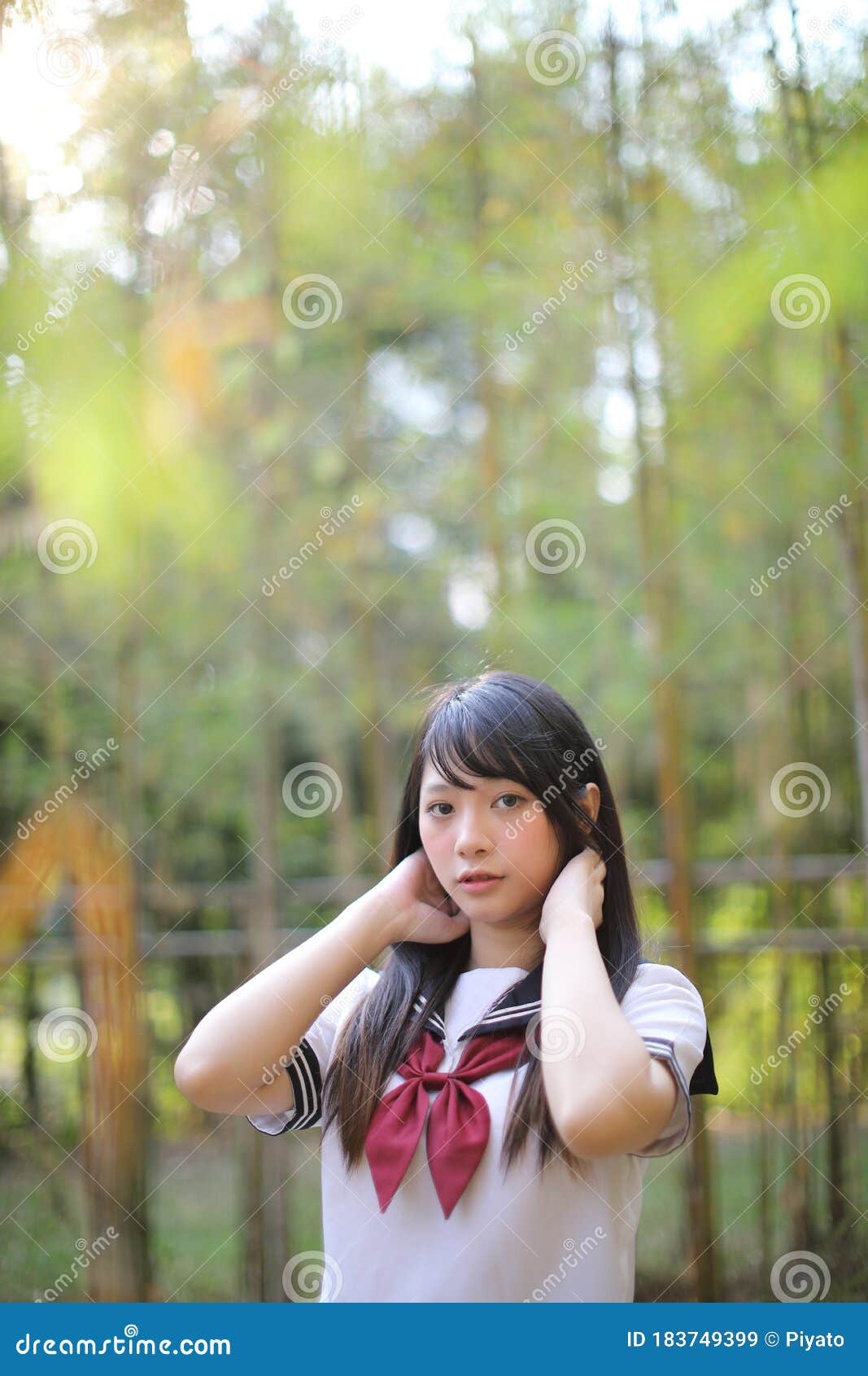 竹林背景中美丽的亚洲日本高中女生制服画像库存图片 图片包括有查找 人们 日本 生活方式 裙子