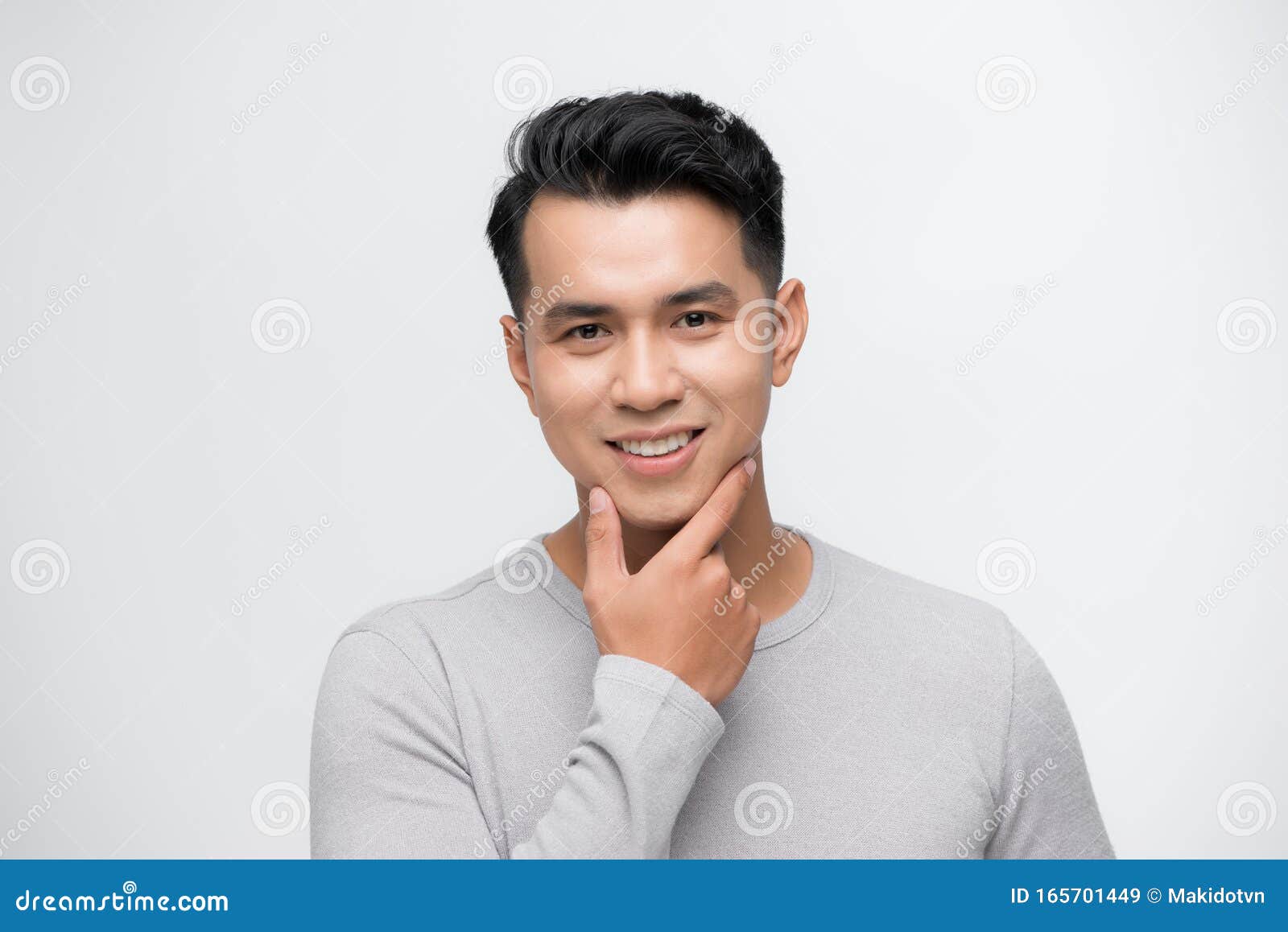 笑笑的年轻帅气亚洲男子脸手摸下巴摄影棚库存图片 图片包括有人力 英俊 下巴 人员 射击 笑笑的年轻帅气亚洲男子脸手摸下巴摄影棚库存图片 图片包括有人力 英俊 下巴 人员 射击
