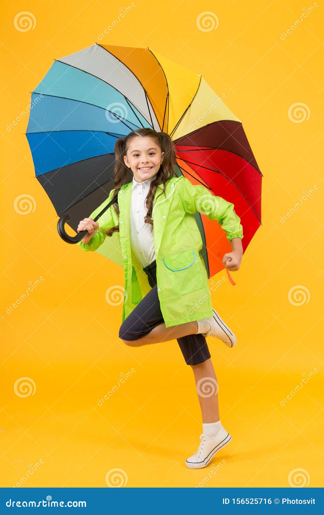 简单的幸福我不关心跳跃与伞防水雨衣的无忧无虑的女小学生秋天雨下雨天库存照片 图片包括有 简单的幸福我不关心跳跃与伞防水雨衣的无忧无虑的女小学生秋天雨下雨天库存照片 图片包括有
