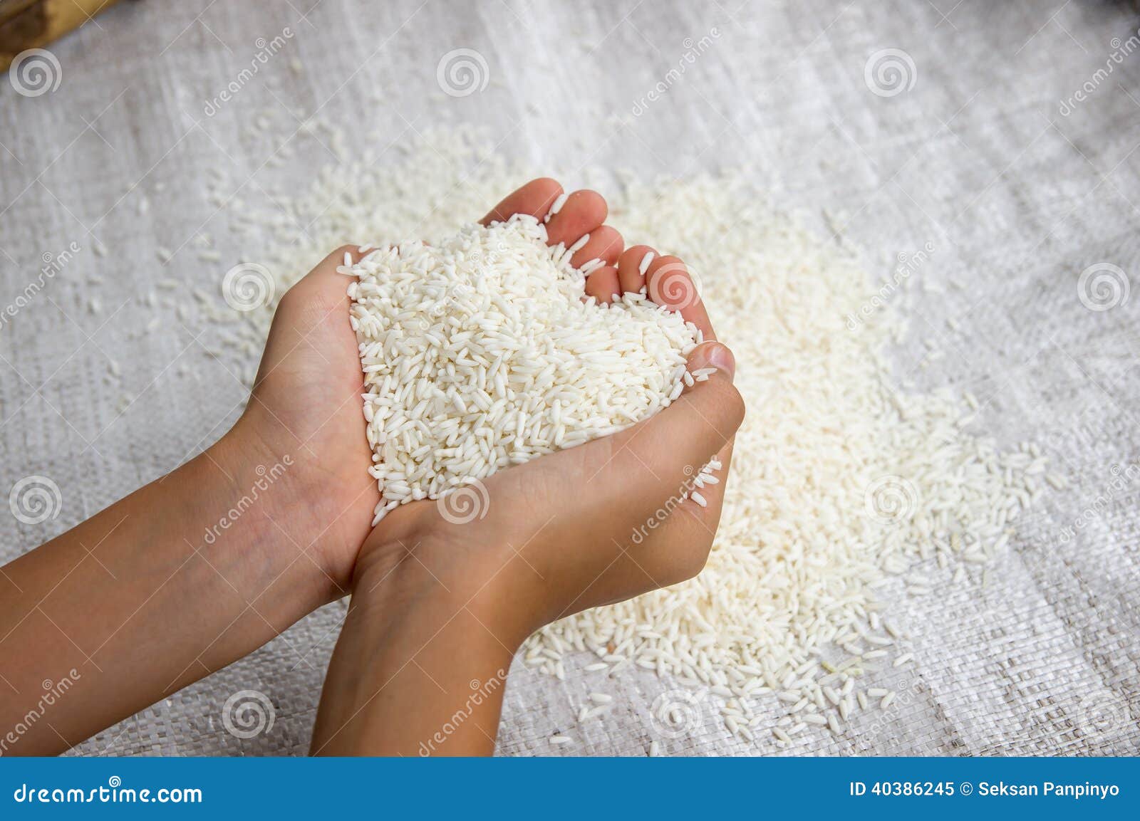 Рис держит воду. Rice hand.