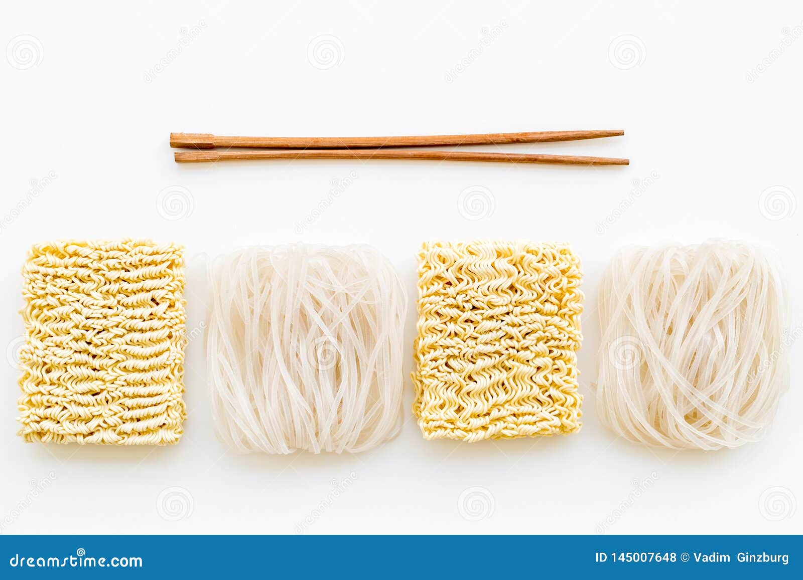 米细面条 面条 烹调在白色背景顶视图的中国人和日本料理设计的棍子库存照片 图片包括有米细面条 面条 烹调在白色背景顶视图的中国人和日本料理设计的棍子