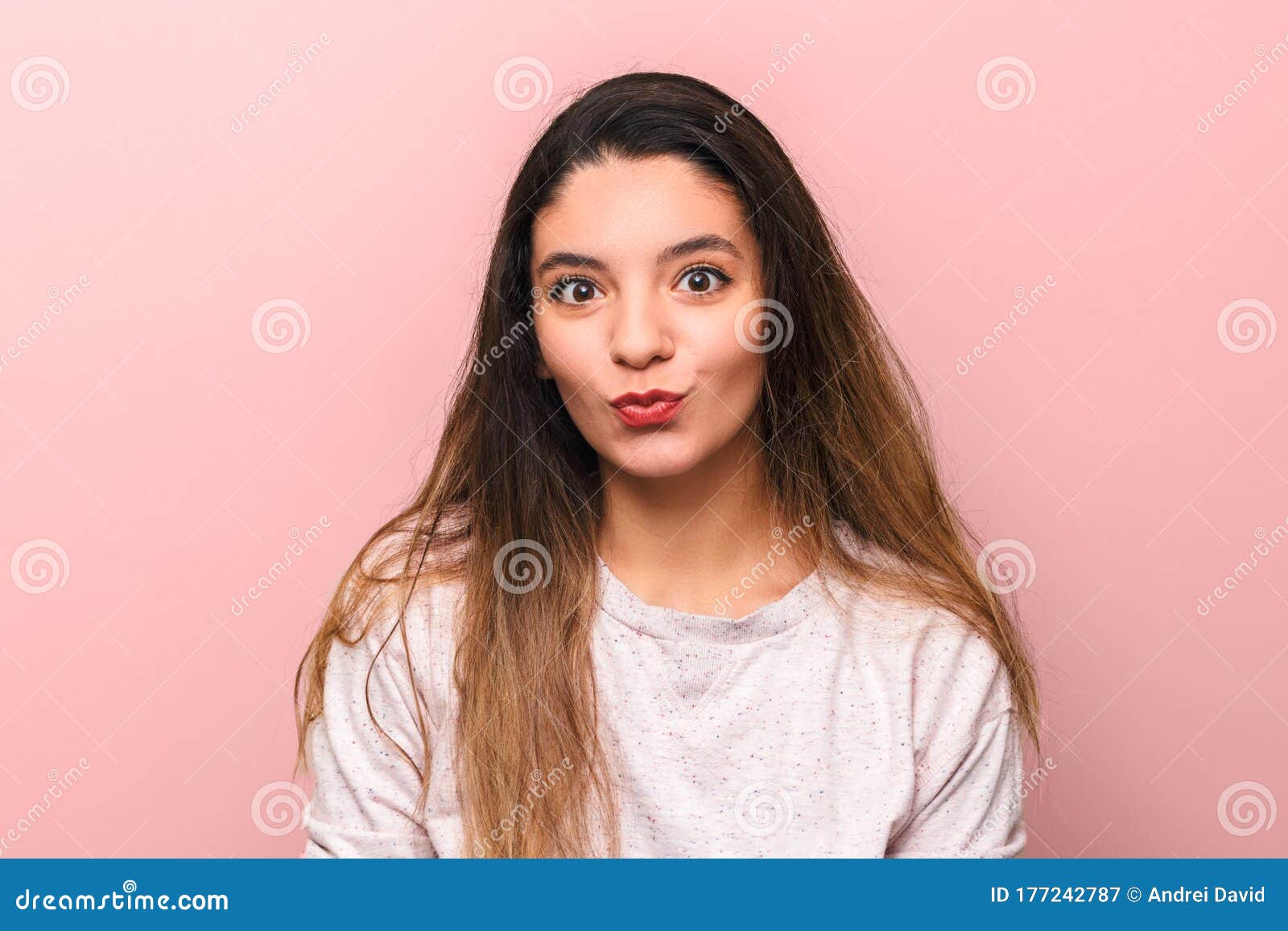 粉红色背景中长着大眼睛 长着滑稽脸的快乐的黑发女子画像库存图片 图片包括有乐趣 喜悦