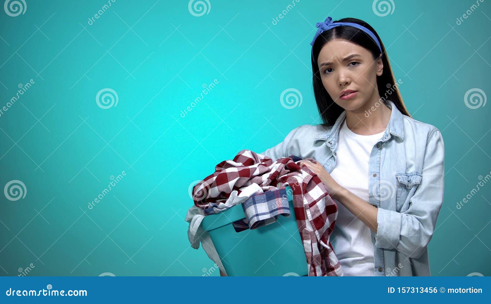 精疲力尽的家庭主妇拿着带衣服的洗衣篮 文本模板库存照片 图片包括有精疲力尽的家庭主妇拿着带衣服的洗衣篮 文本模板