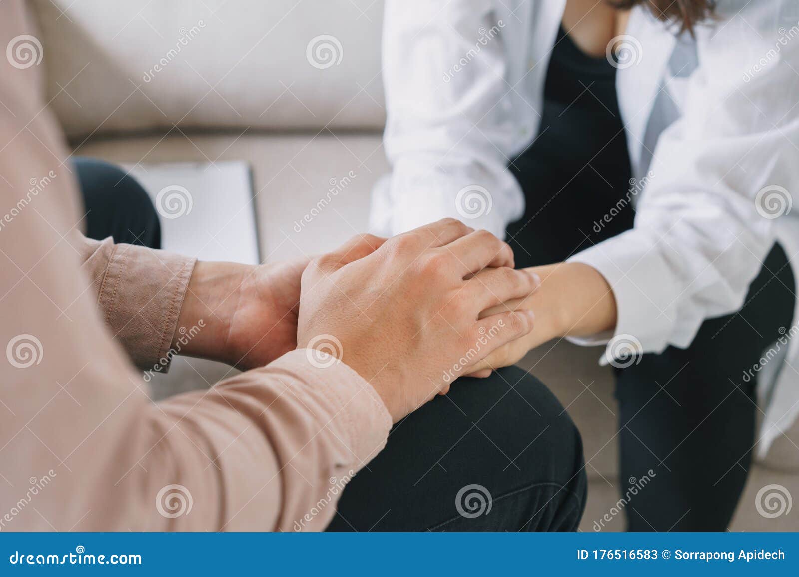 精神科医生手紧握病人手掌的特写心理男性抚慰并握着女性手库存图片 图片包括有人们 人力