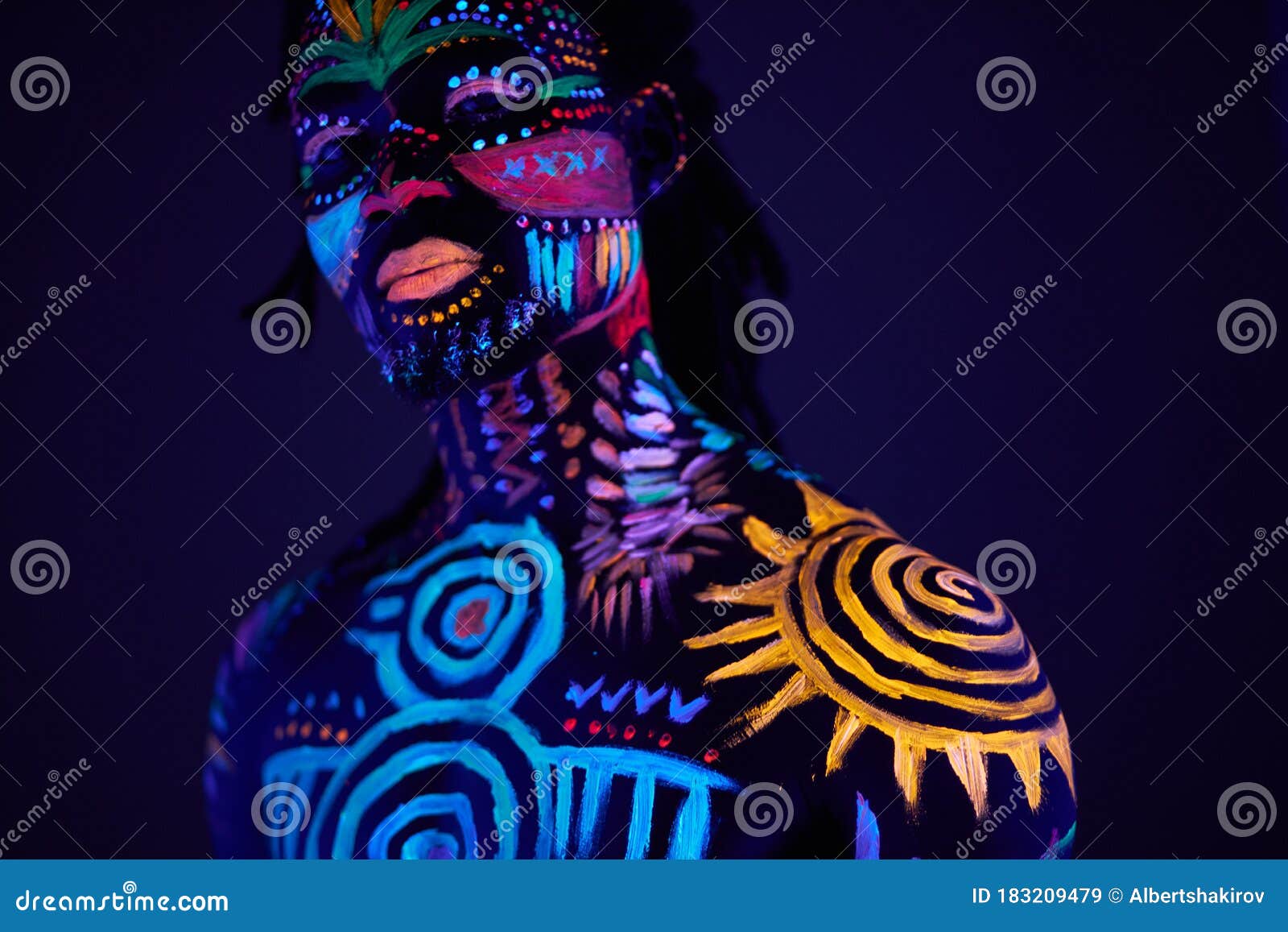 紫外线照射下非洲男人画像库存图片 图片包括有构成 幻想 成人 焕发 发光 上色 表达式