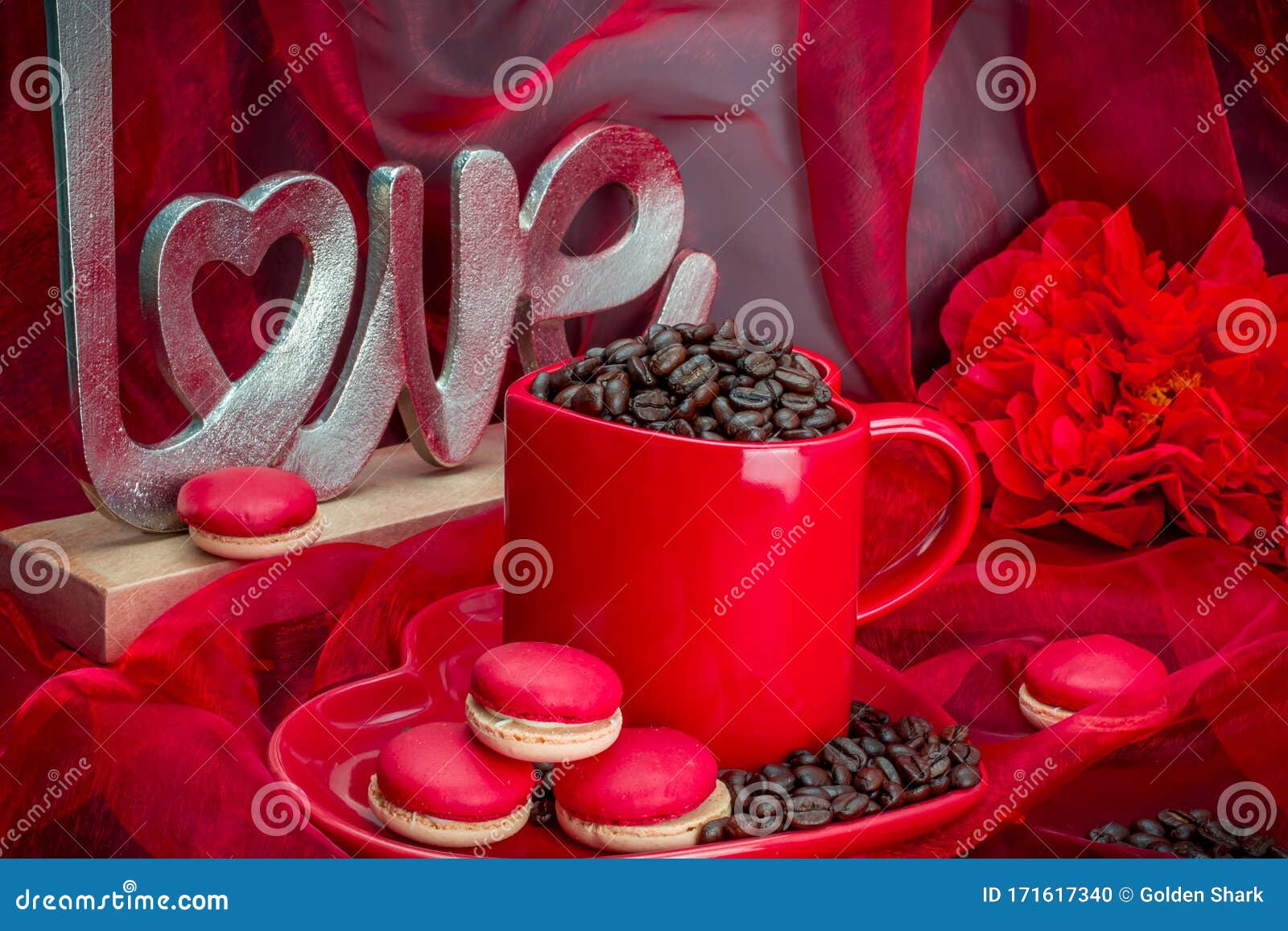 红杯子 配黑褐色精纺咖啡豆 性感的红色背景和情书库存照片 图片包括有红杯子 配黑褐色精纺咖啡豆 性感的红色背景和情书