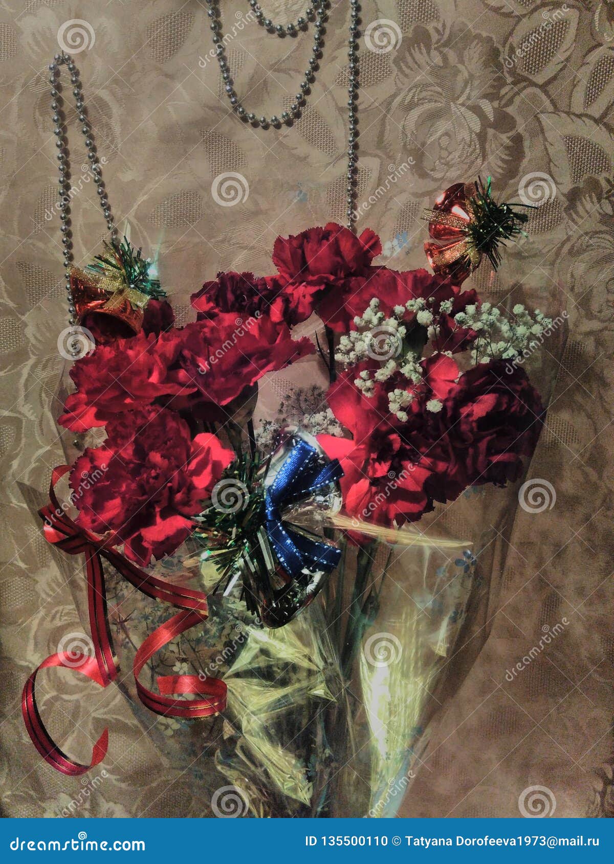 红色康乃馨礼物花束新年或圣诞节库存照片 图片包括有 红色康乃馨礼物花束新年或圣诞节库存照片 图片包括有