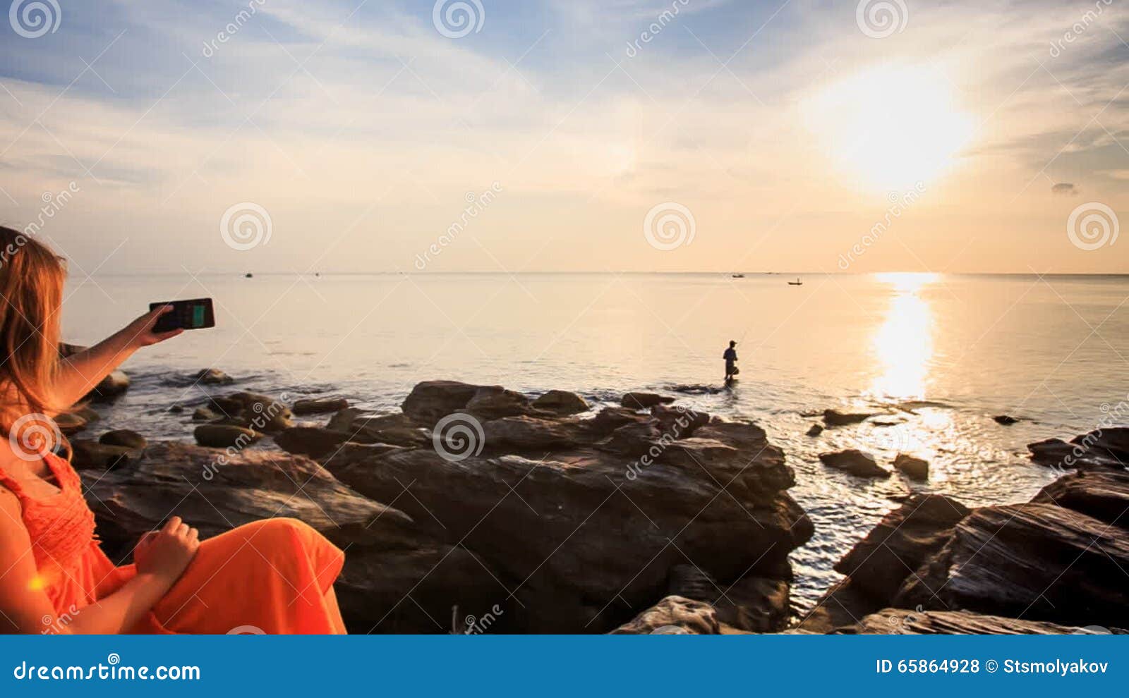 红色的女孩由海照片坐由iphone太阳道路在日落影视素材 视频包括有红色的女孩由海照片坐由iphone太阳道路在日落