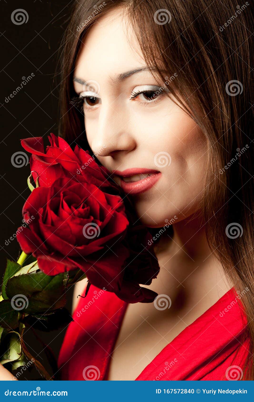 红衣女模特手持红玫瑰花画像库存照片 图片包括有花束 现有量 摆在 相当 典雅 超过 背包