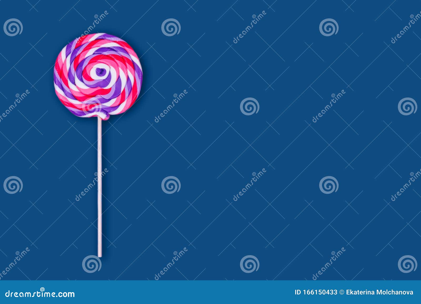 纯蓝色经典背景中的大棒棒糖库存图片 图片包括有颜色 创造性 经典 巨型 概念 棒棒糖