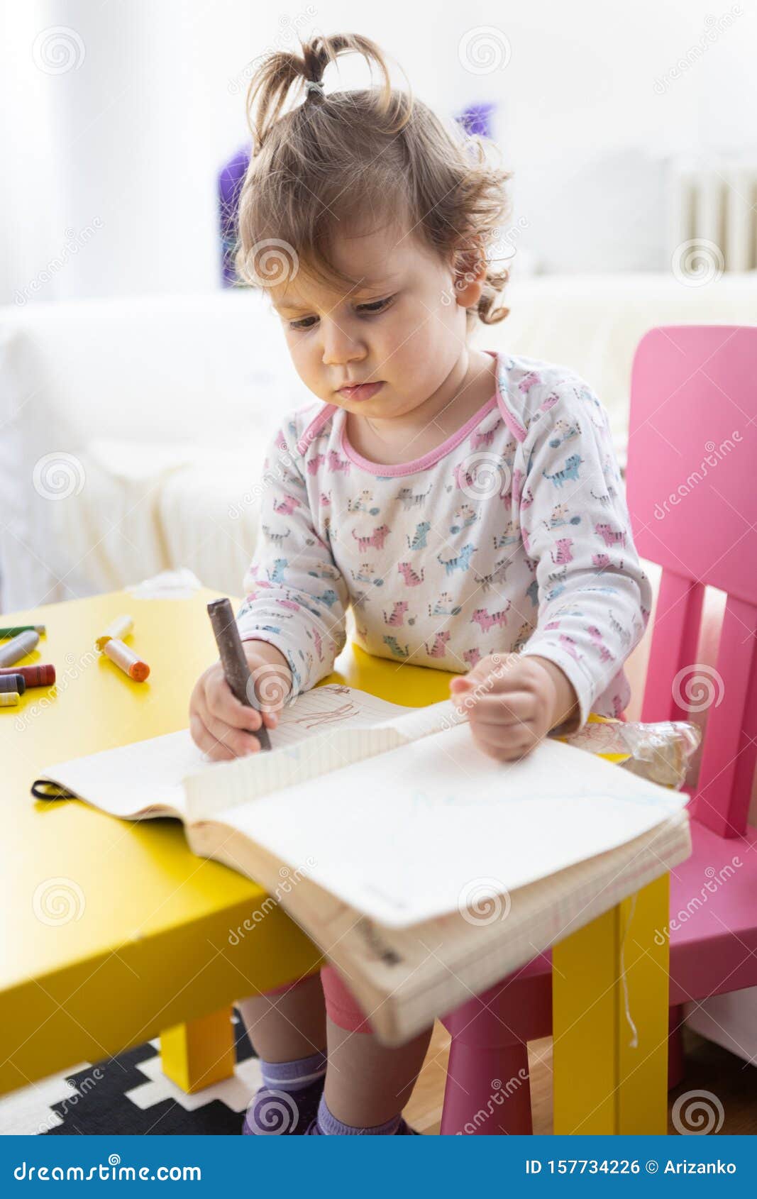 纸画蜡笔的幼女库存照片 图片包括有纸画蜡笔的幼女