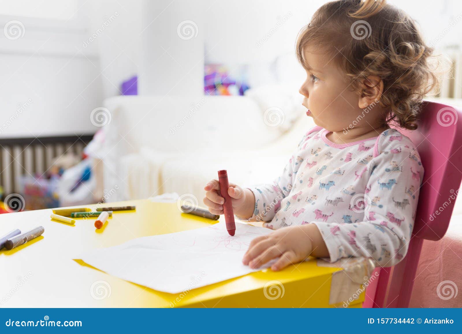 纸画蜡笔的幼女库存照片 图片包括有纸画蜡笔的幼女