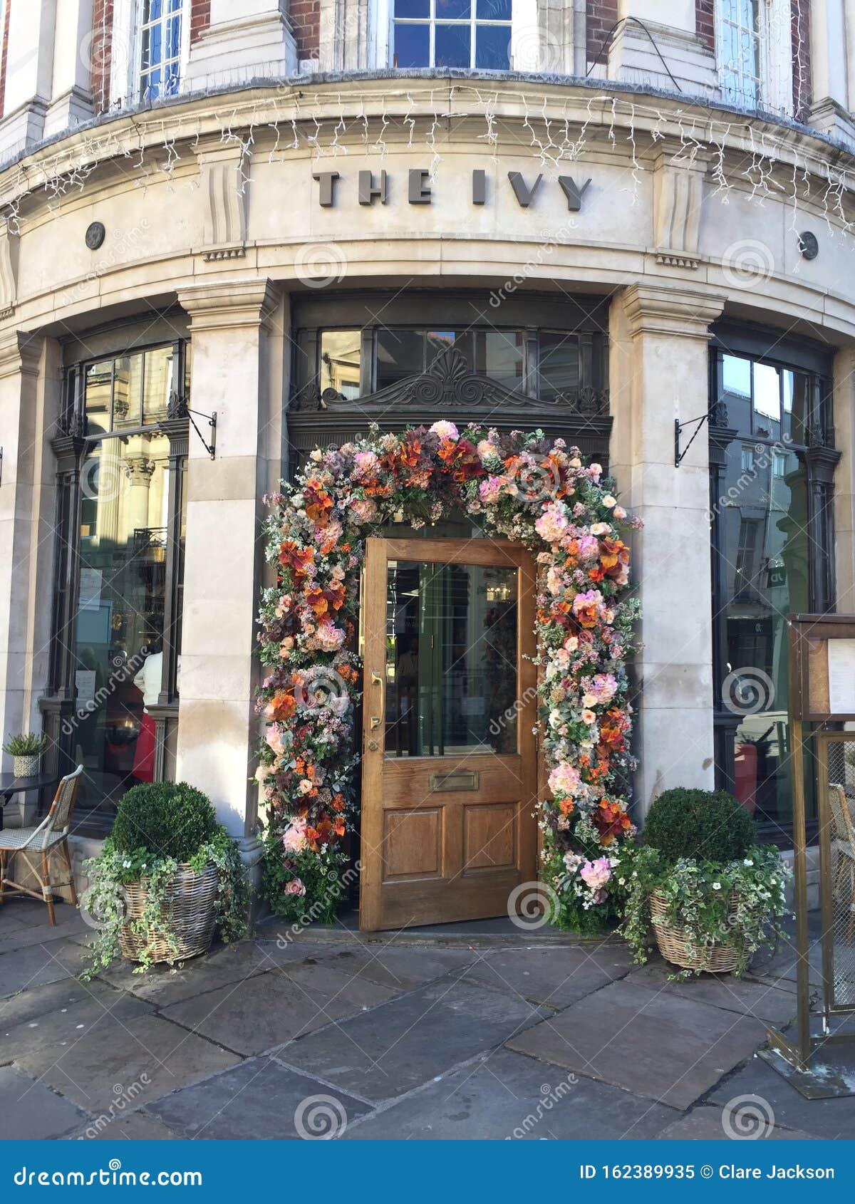 纽约常春藤餐厅的入口编辑类图片 图片包括有装饰 布琼布拉 形成弧光的 花卉 毫华 前面