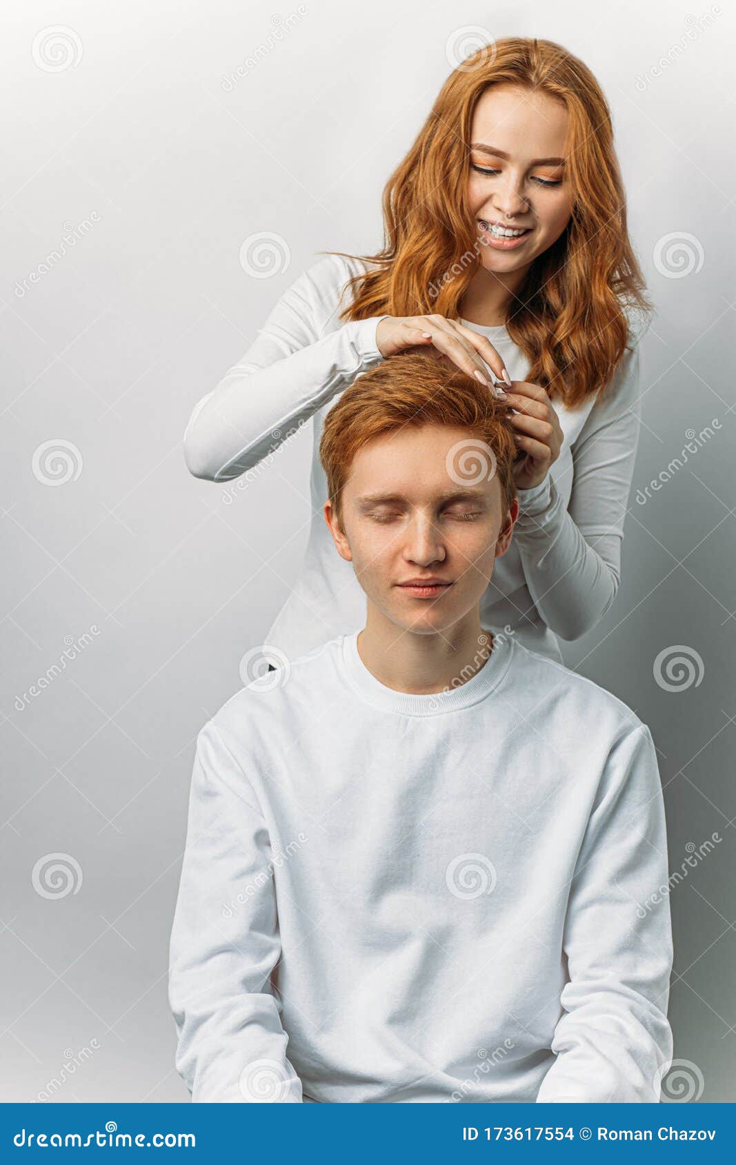 细心的女人摸男人红头发的画像库存照片 图片包括有一个 特写镜头 设计 人员 团体 逗人喜爱