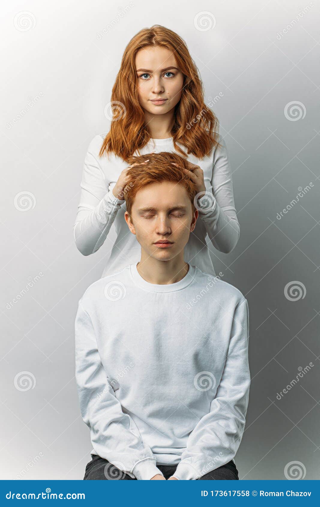 细心的女人摸男人红头发的画像库存照片 图片包括有背包 头发 题头 设计 纵向 查出 成音度