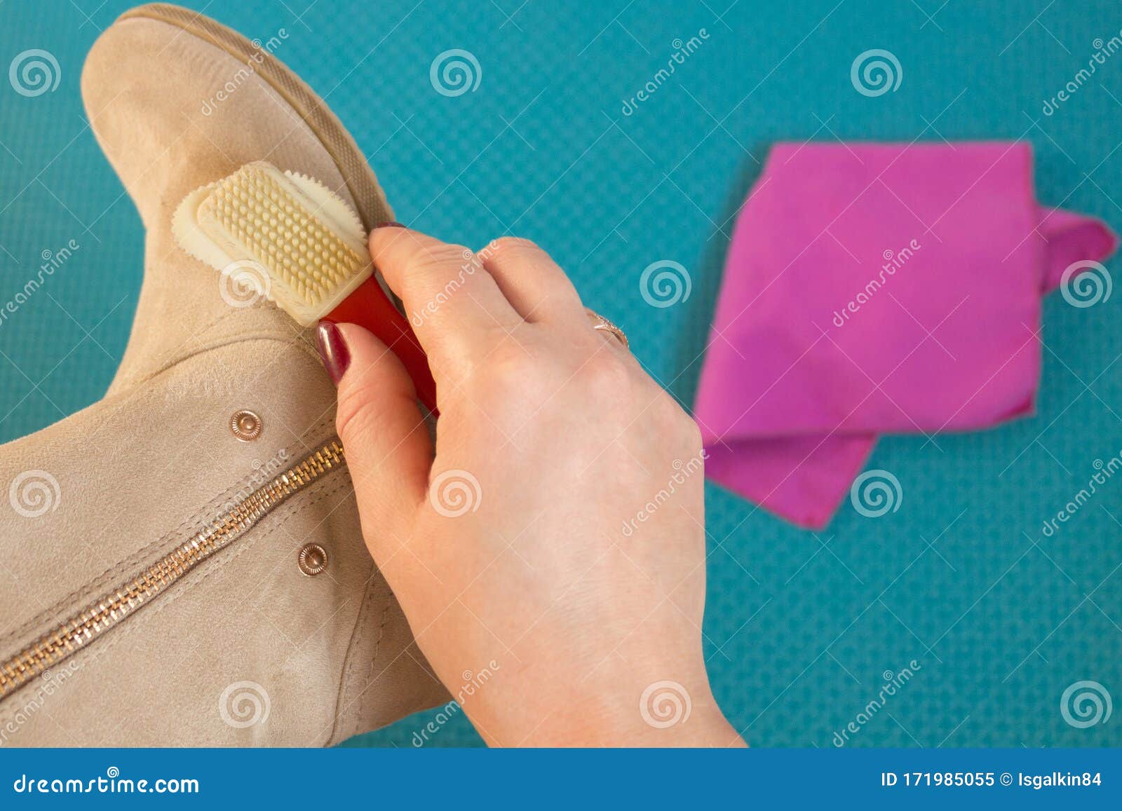 绒皮清洁靴库存图片 图片包括有背包 人员 材料 特写镜头 缝合 家庭 女性 泡沫