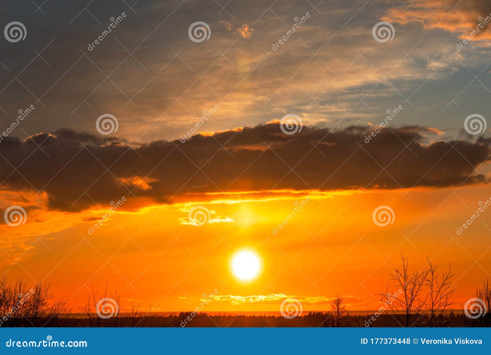 绚丽多彩的海上日出 云彩艳丽 阳光灿烂橘色云彩和阳光的夕阳库存照片 图片包括有庄严 横向 绚丽多彩的海上日出 云彩艳丽 阳光灿烂橘色云彩和阳光的夕阳库存照片 图片包括有庄严 横向