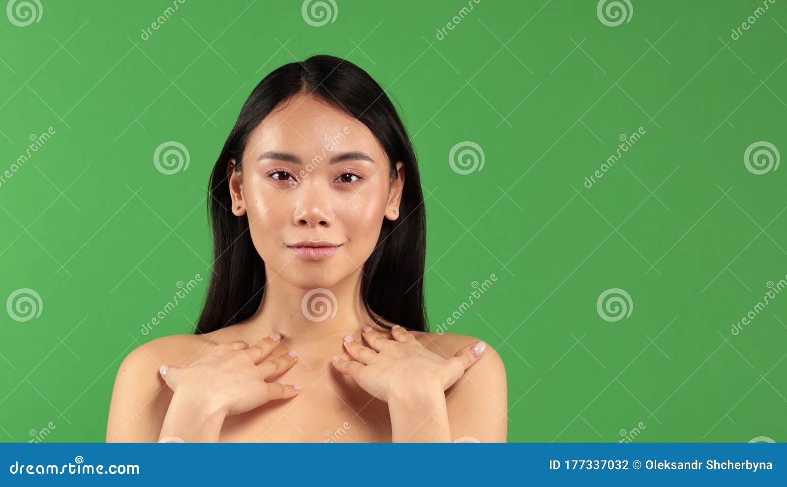 绿色上隔开的裸美少女手举肩库存照片 图片包括有面部 干净 高雅 构成 特写镜头 愉快