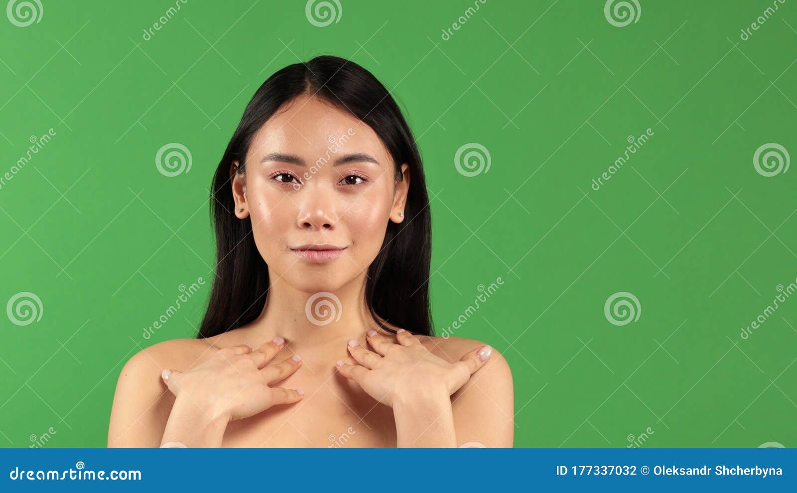 绿色上隔开的裸美少女手举肩库存照片 图片包括有面部 干净 高雅 构成 特写镜头 愉快 绿色上隔开的裸美少女手举肩库存照片 图片包括有面部 干净 高雅 构成 特写镜头 愉快