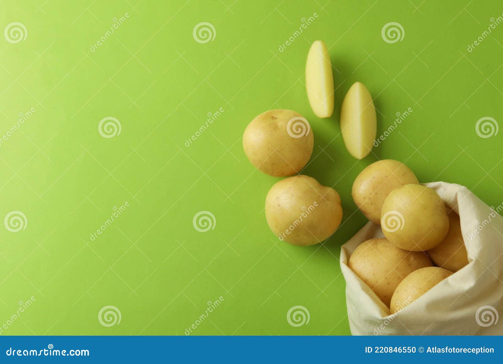 绿色背景中的一袋青马铃薯库存照片. 图片包括有美食, 颜色, 弯脚的, 土豆, 快餐, 搬运, 肿胀- 220846550