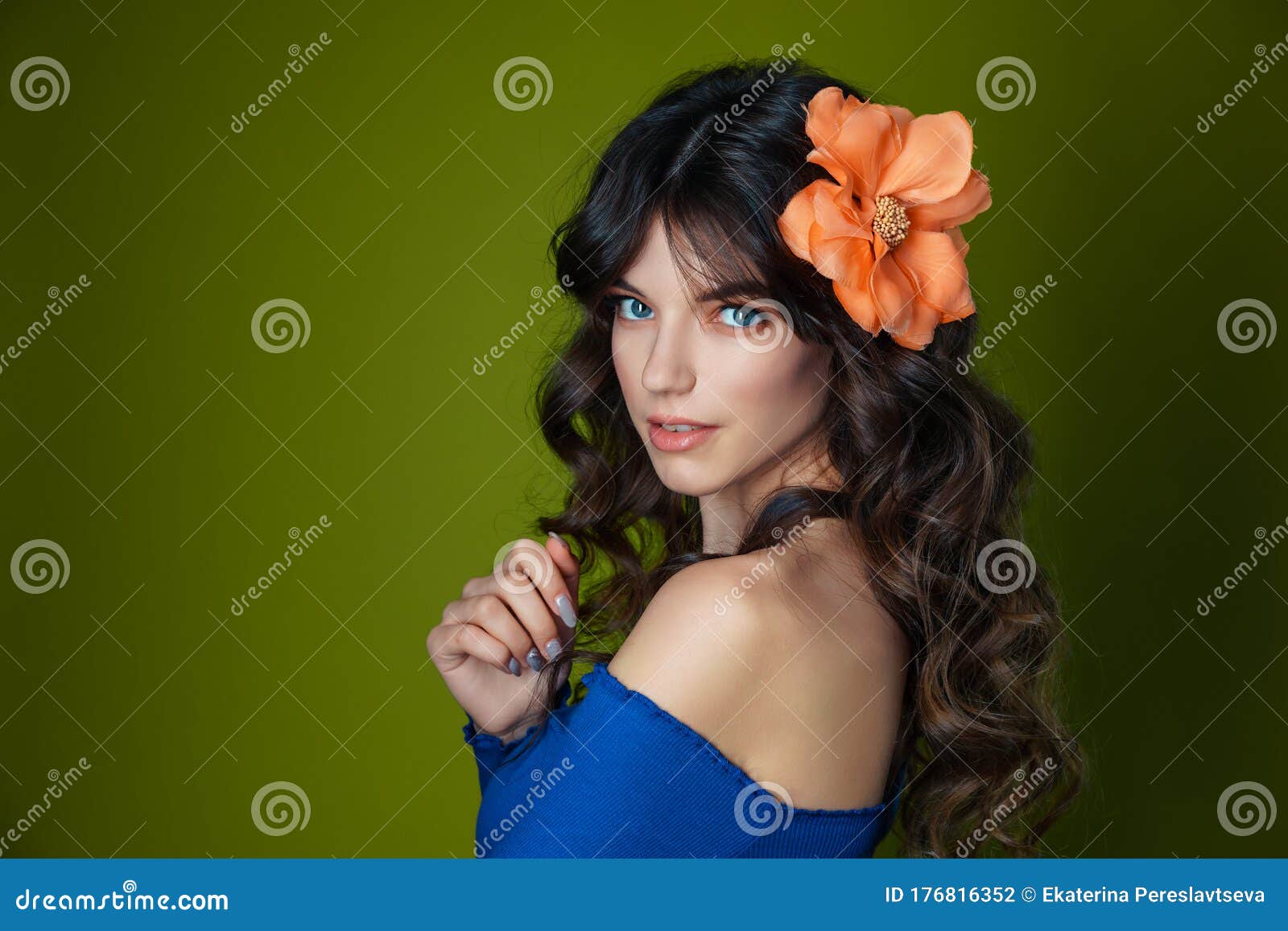 绿色背景中 一位留着美丽波浪形头发 头发上长着大花的美丽年轻女子的画像库存照片 图片包括有有吸引力的 女孩 绿色背景中 一位留着美丽波浪形头发 头发上长着大花的美丽年轻女子的画像库存照片 图片包括有有吸引力的 女孩