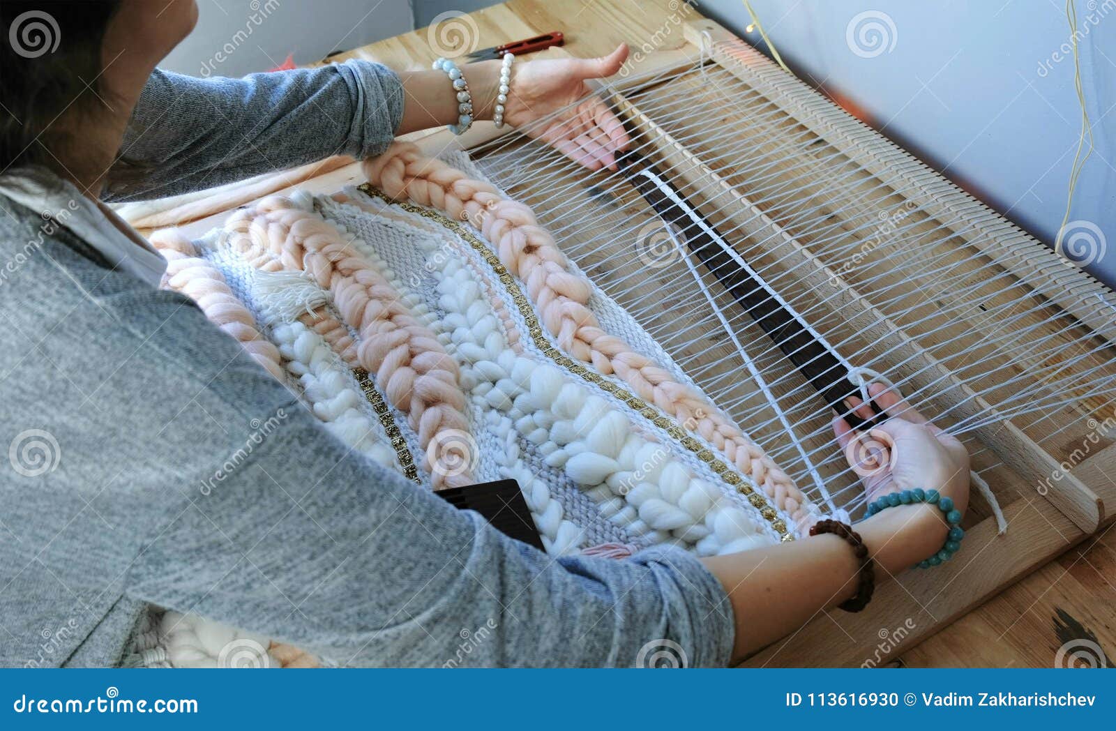 编织在织布机特写镜头妇女 S递在织布机的赛跑穿线梭通过框架子线和库存照片 图片包括有框架 模式 编织在织布机特写镜头妇女 S递在织布机的赛跑穿线梭通过框架子线和库存照片 图片包括有框架 模式