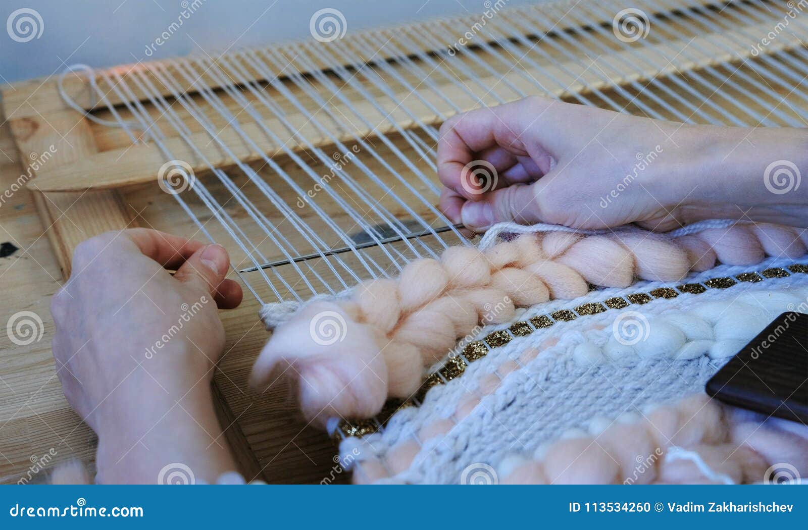 编织在织布机特写镜头妇女 S递在织布机的赛跑穿线针通过框架子线和紧固库存照片 图片包括有 编织在织布机特写镜头妇女 S递在织布机的赛跑穿线针通过框架子线和紧固库存照片 图片包括有