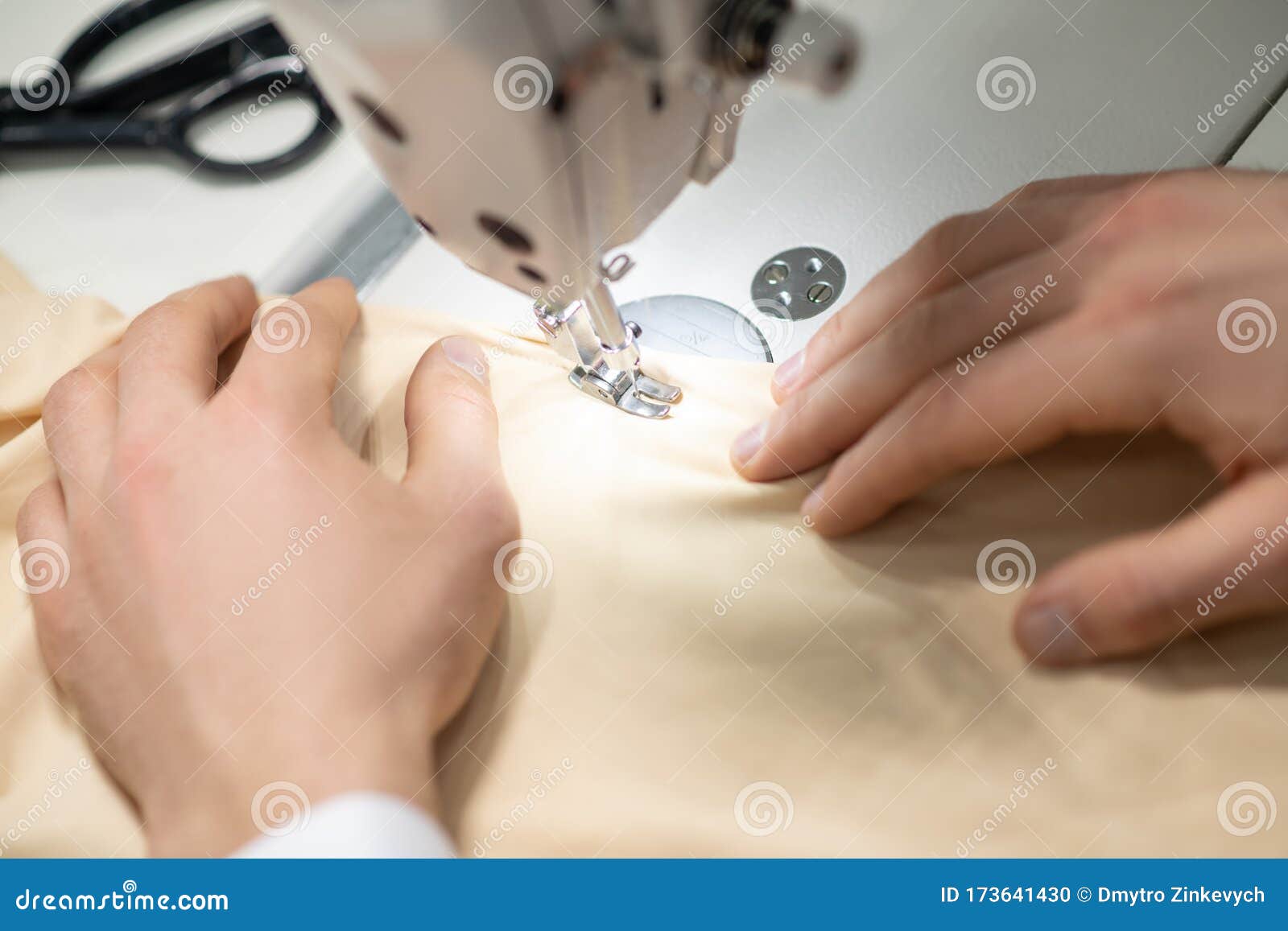 缝纫机上男裁缝的手库存照片 图片包括有剪刀 袖口 裁缝 职业 剪裁 设计 纺织品 现有量