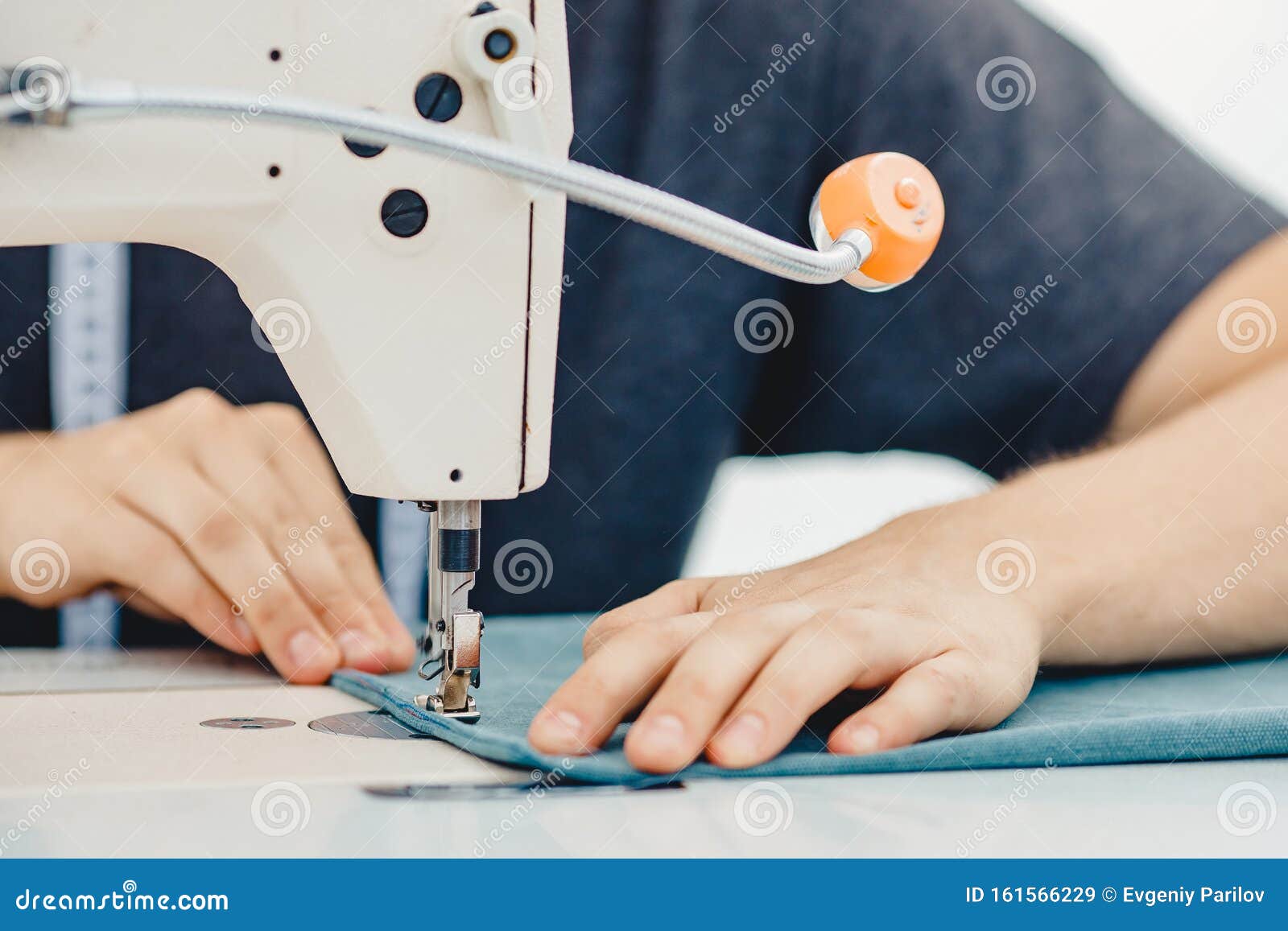 缝纫机男手裁缝 用布料制作购物袋库存图片 图片包括有工厂 衣物 裁缝 制造 布料 设计