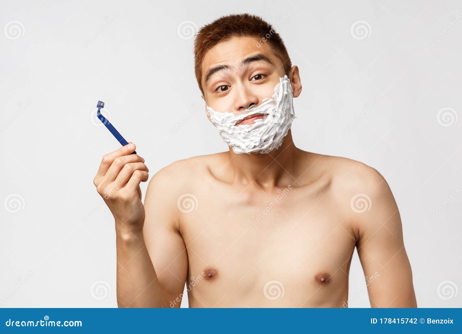 美、人和卫生概念亚洲帅气的男青少年第一次刮胡子，刮胡子库存照片  image