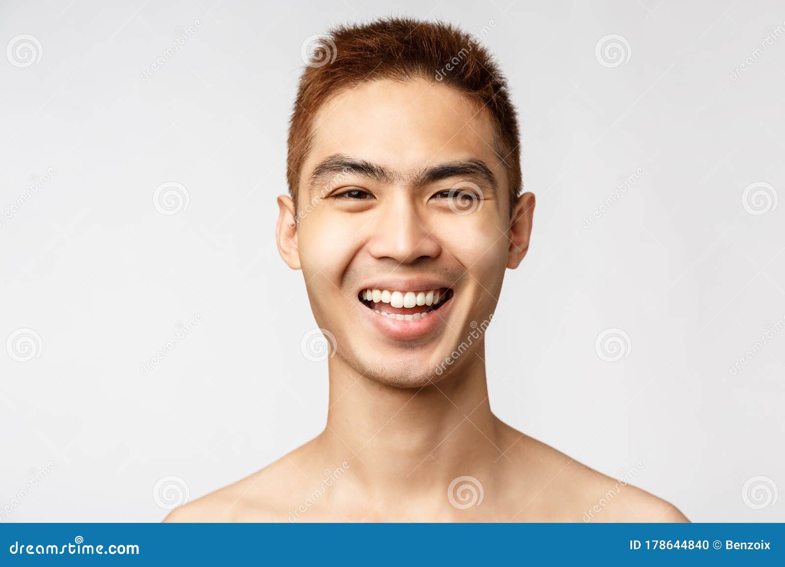 美 护肤与男性健康观狂热帅气的亚裔男子 裸着躯干 笑着和库存照片 图片包括有放松 家庭