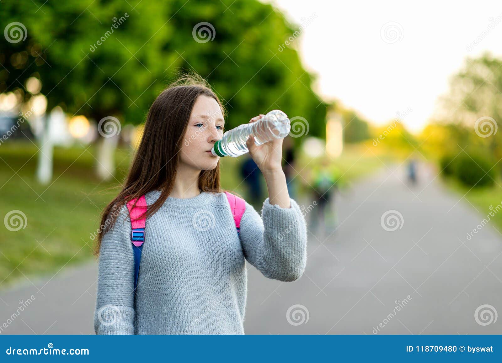 美丽的女小学生女孩色的现有量例证做本质夏天他拿着一个瓶水并且喝长期深色的头发在后库存照片 图片 美丽的女小学生女孩色的现有量例证做本质夏天他拿着一个瓶水并且喝长期深色的头发在后库存照片 图片