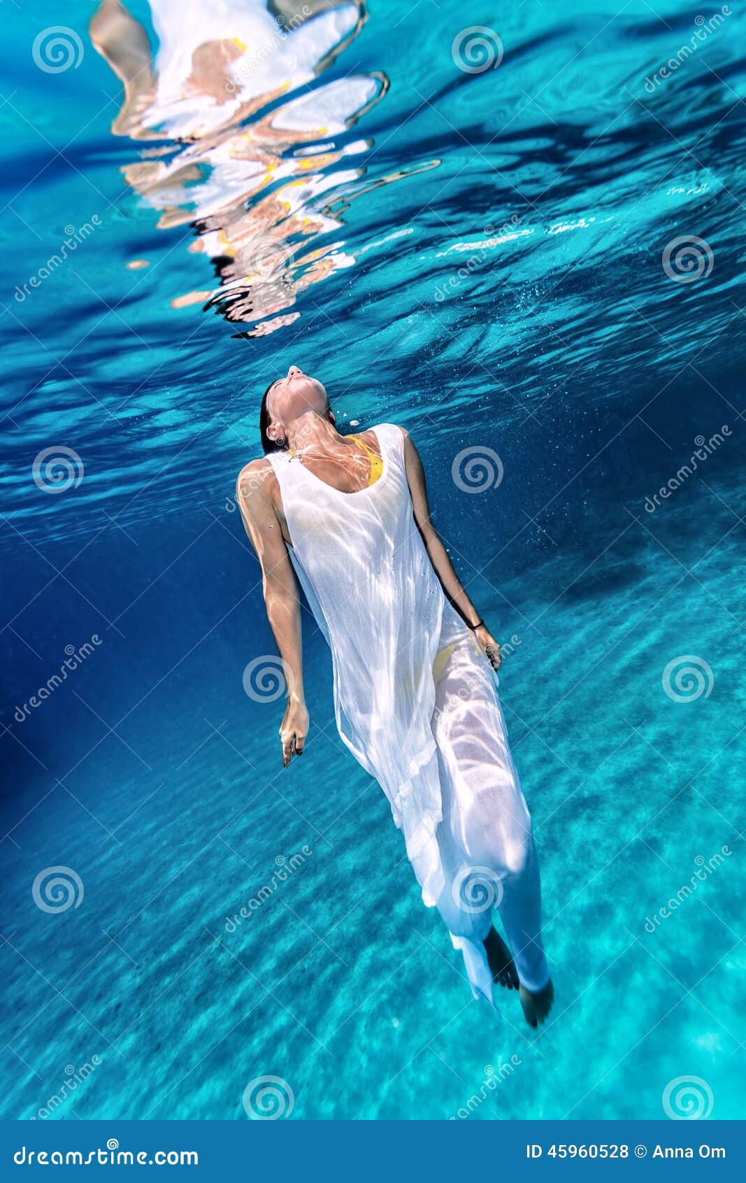 美丽的女性水中库存照片 图片包括有 美丽的女性水中库存照片 图片包括有