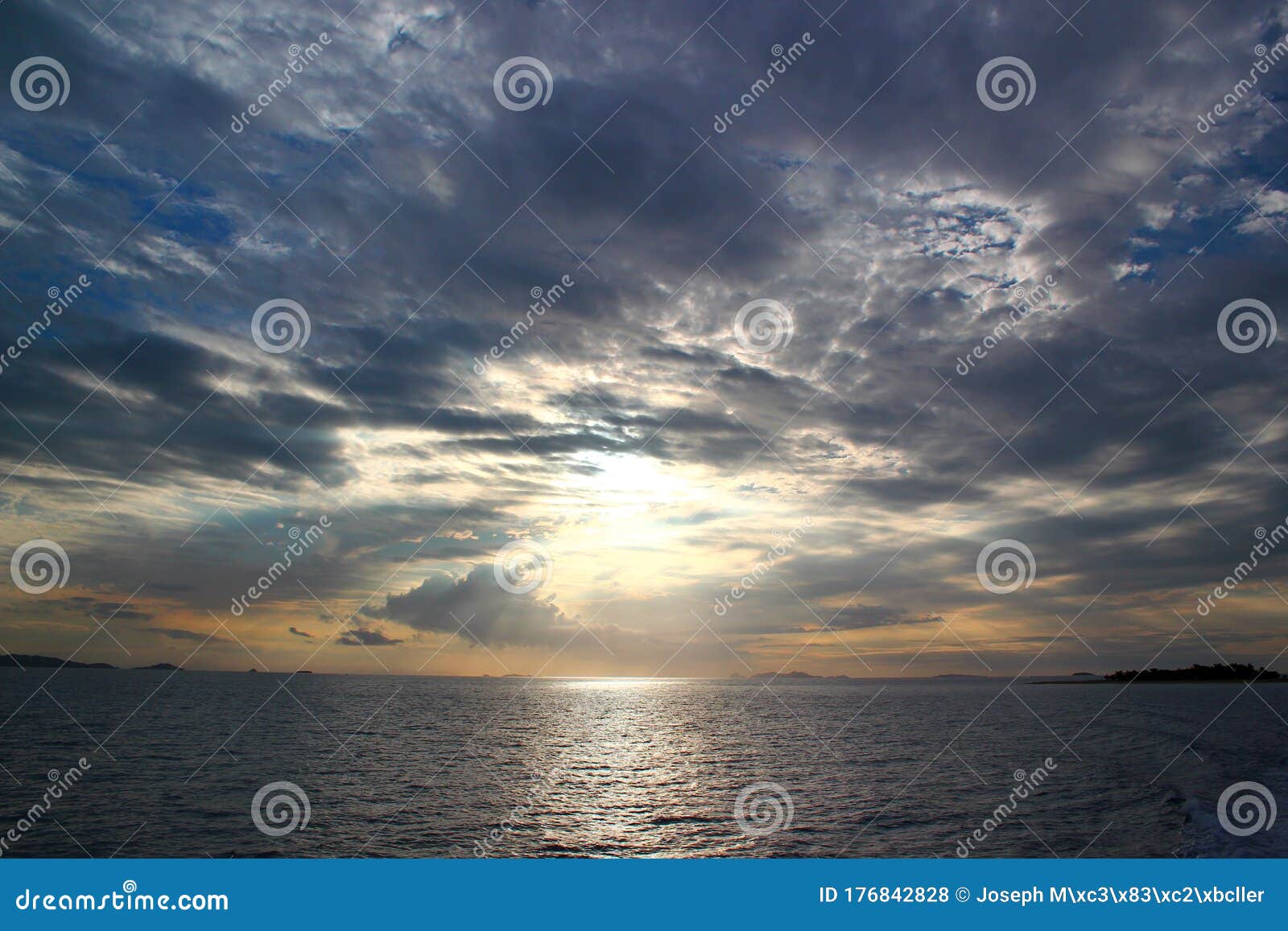 美丽的日落风景 海洋 太平洋 斐济上的巨云和一些浪库存照片 图片包括有展望期 遭难 异乎寻常