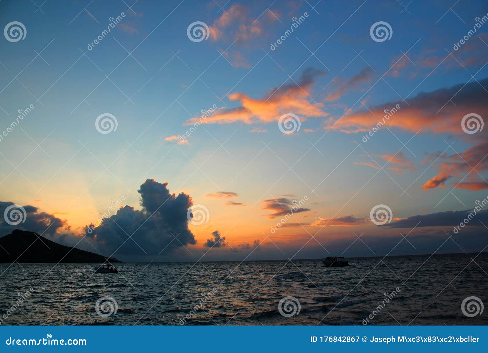 美丽的日落风景 海洋 太平洋 斐济上的巨云和一些浪库存图片 图片包括有端口 本质 夜间 火箭筒