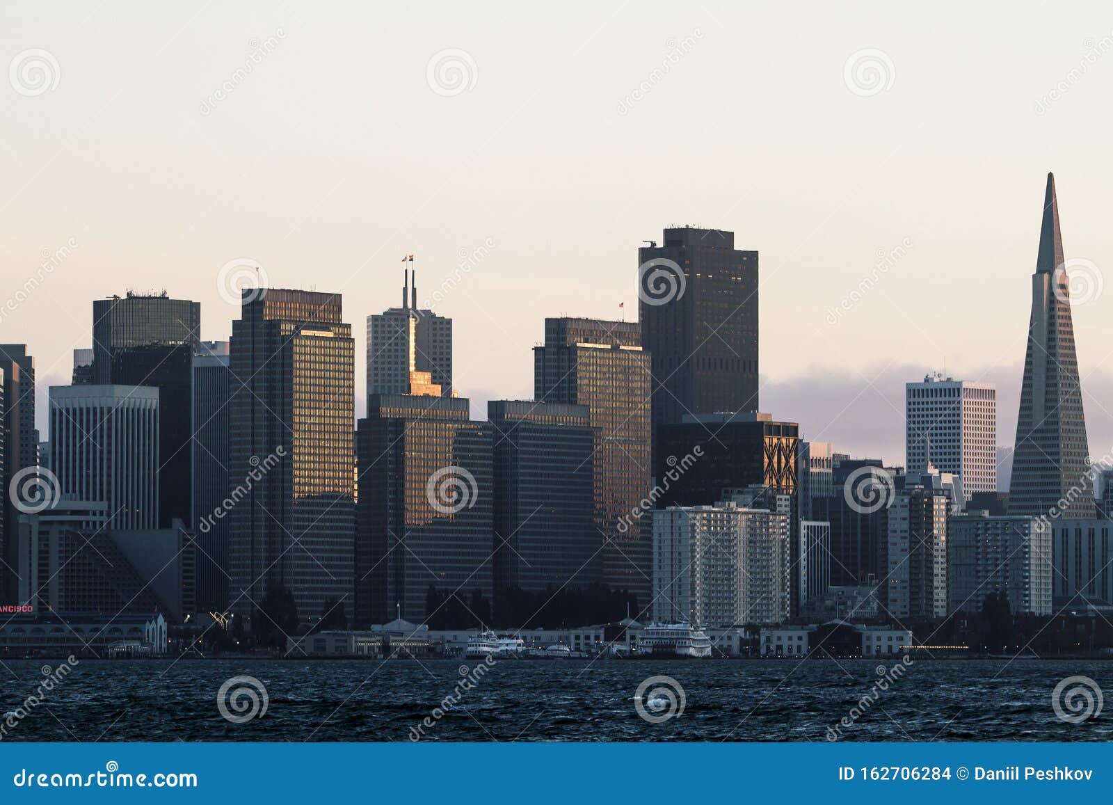 美丽的旧金山背景库存照片 图片包括有亚马逊 城市 加利福尼亚 靠山 商业 背包 街市