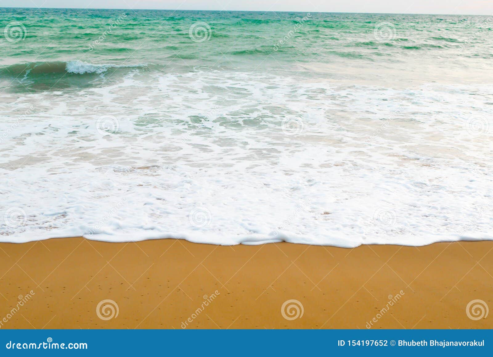 美丽的海滩海浪用海背景的蓝色水自白天库存照片 图片包括有美丽的海滩海浪用海背景的蓝色水自白天