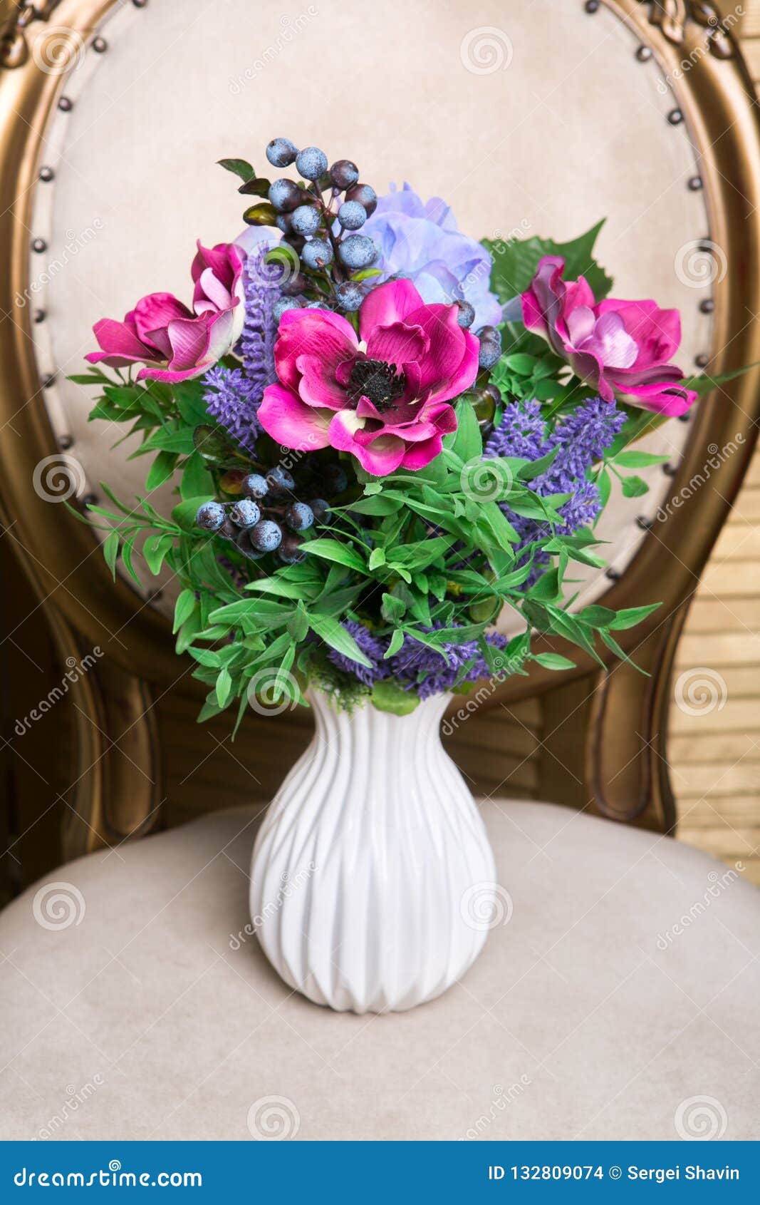 美丽的混杂的花花束在白色花瓶的可爱的花专业卖花人婚姻或家庭装饰的工作库存照片 图片包括有节假日 绿色 美丽的混杂的花花束在白色花瓶的可爱的花专业卖花人婚姻或家庭装饰的工作库存照片 图片包括有节假日 绿色