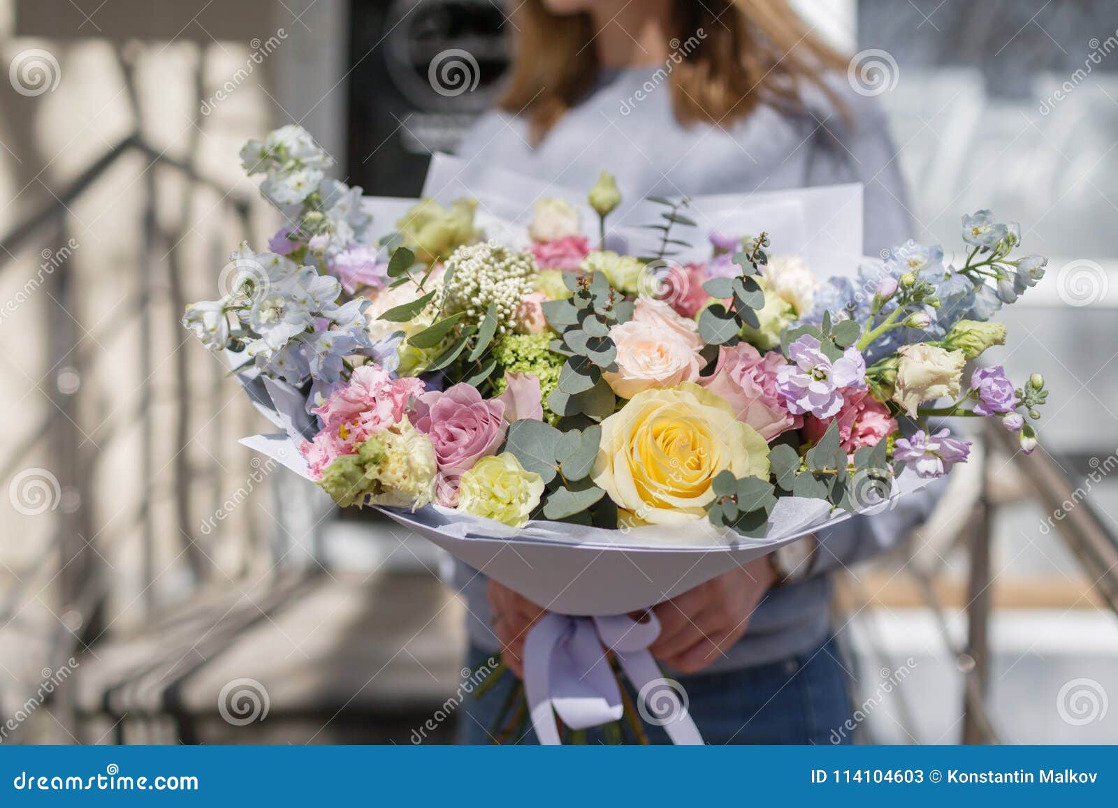 美丽的花花束在妇女 S手上floristry概念背景上色新绿色洗衣店春天空白黄色卖花人的工作花的库存图片 图片包括有 美丽的花花束在妇女 S手上floristry概念背景上色新绿色洗衣店春天空白黄色卖花人的工作花的库存图片 图片包括有