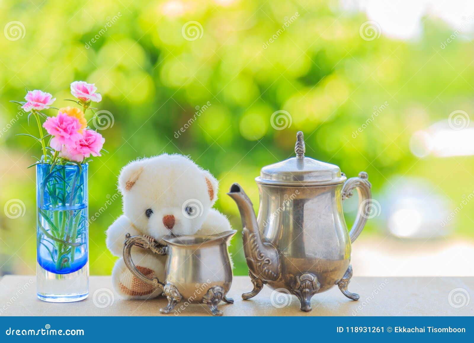 美丽的茶具和熊玩偶有花的在花瓶库存图片 图片包括有