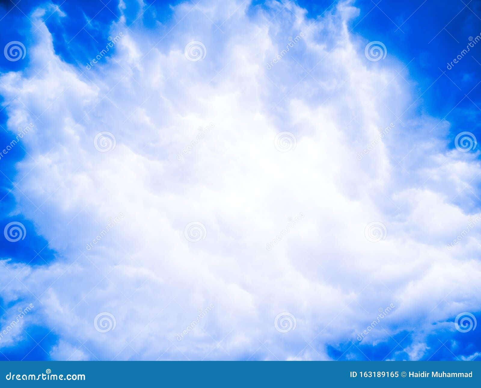 美丽的蓝天和亮白的云 用于背景和墙纸库存图片 图片包括有自然 外面 室外 天空 多云 蓬松