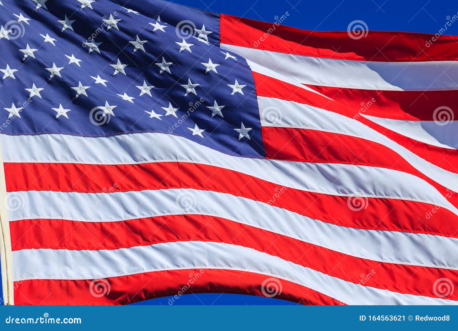 美国国旗在微风中飘扬库存图片 图片包括有