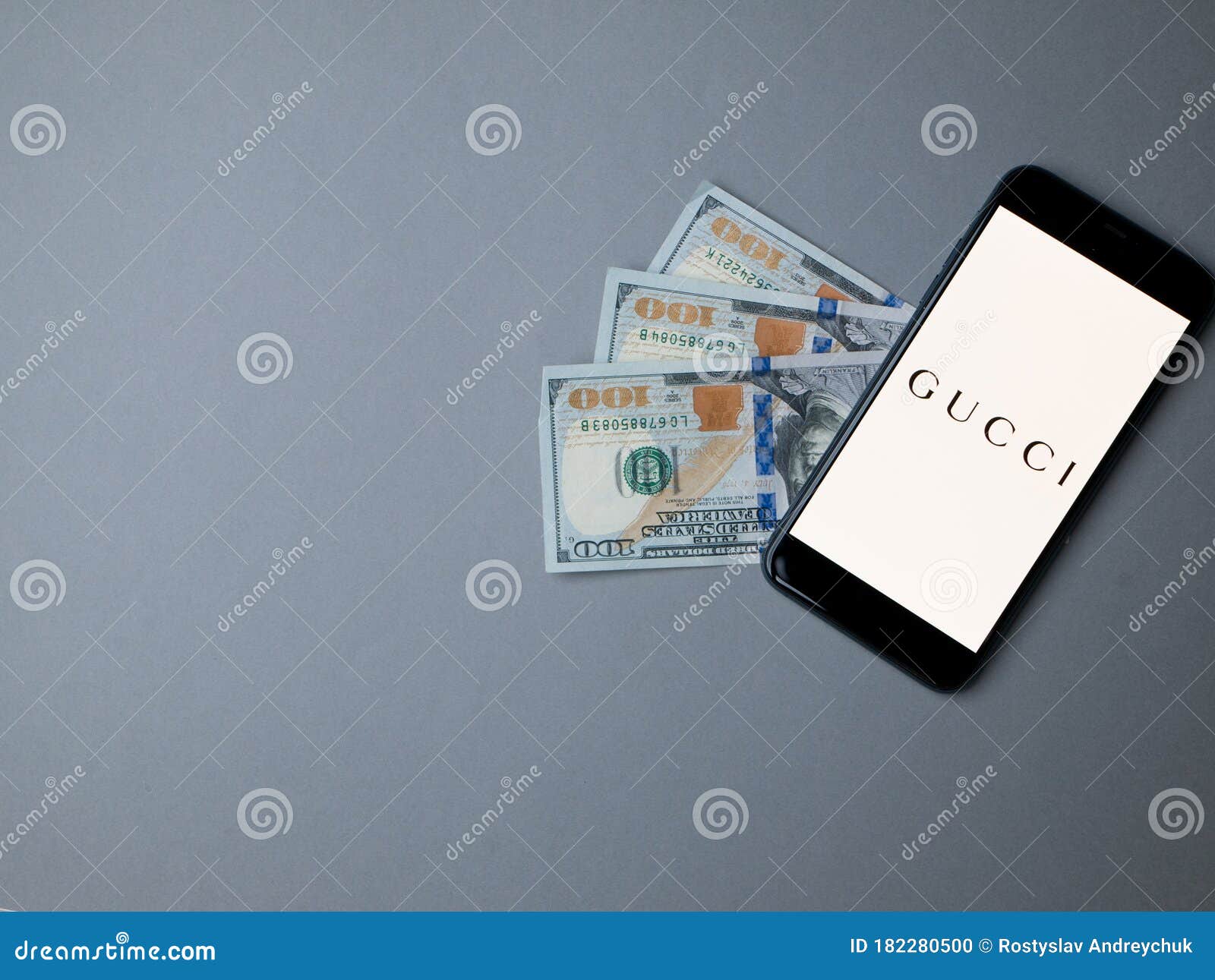 美国 年5月gucci Iphone应用屏 灰色纸背景上带美元编辑类图片 图片包括有iphone应用屏 灰色纸背景上带美元 美国