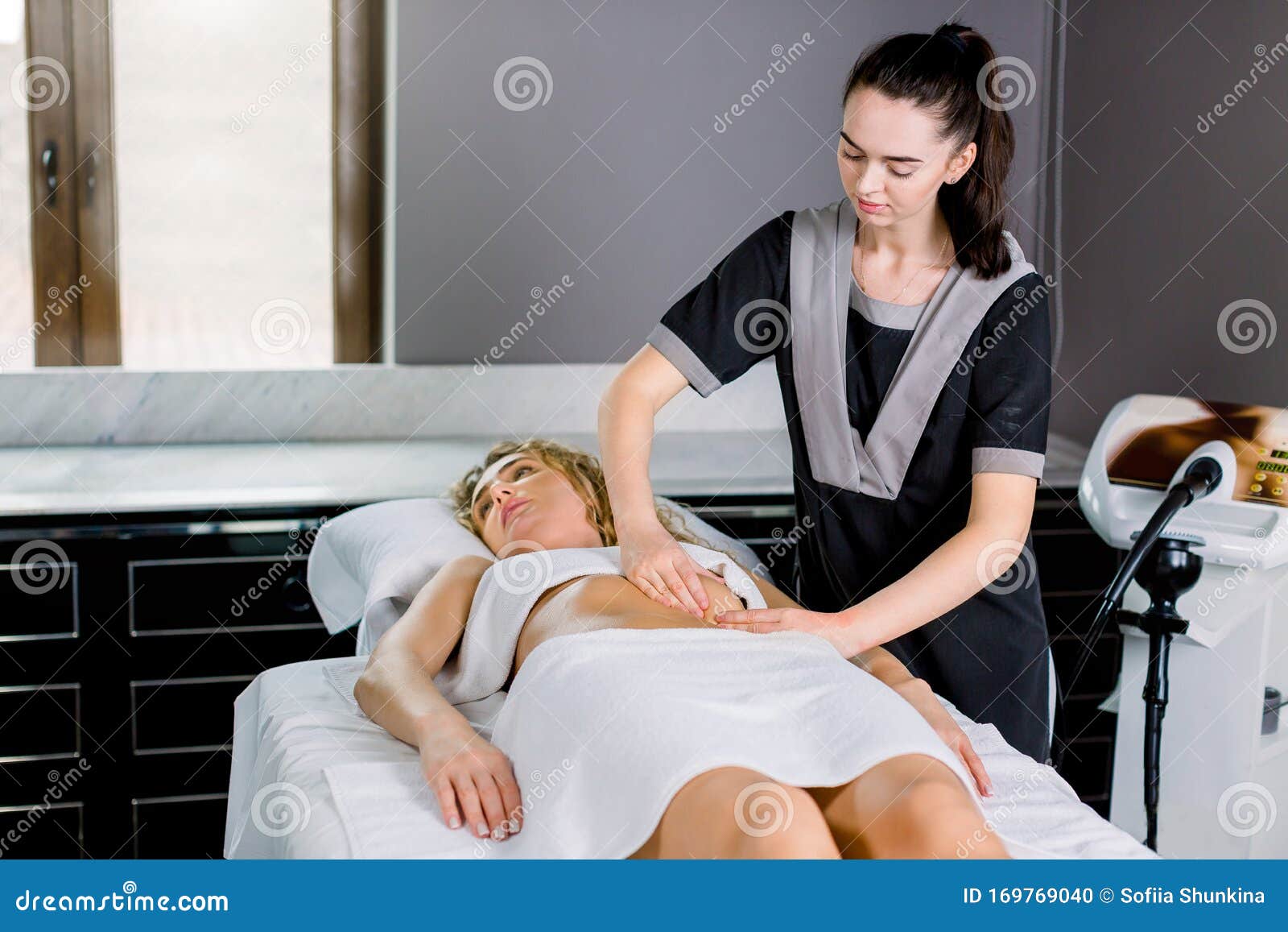 美女医师按摩师在美容室为金发女子做腹部按摩库存照片 图片包括有男按摩师 生活方式 整骨疗法 美女医师按摩师在美容室为金发女子做腹部按摩库存照片 图片包括有男按摩师 生活方式 整骨疗法