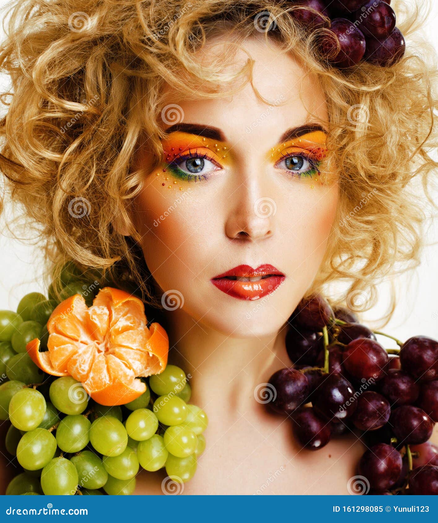 美女画像激动的微笑着幻想的艺术头发化妆风格时装女孩创意的美食水果库存图片 图片包括有食物 艺术