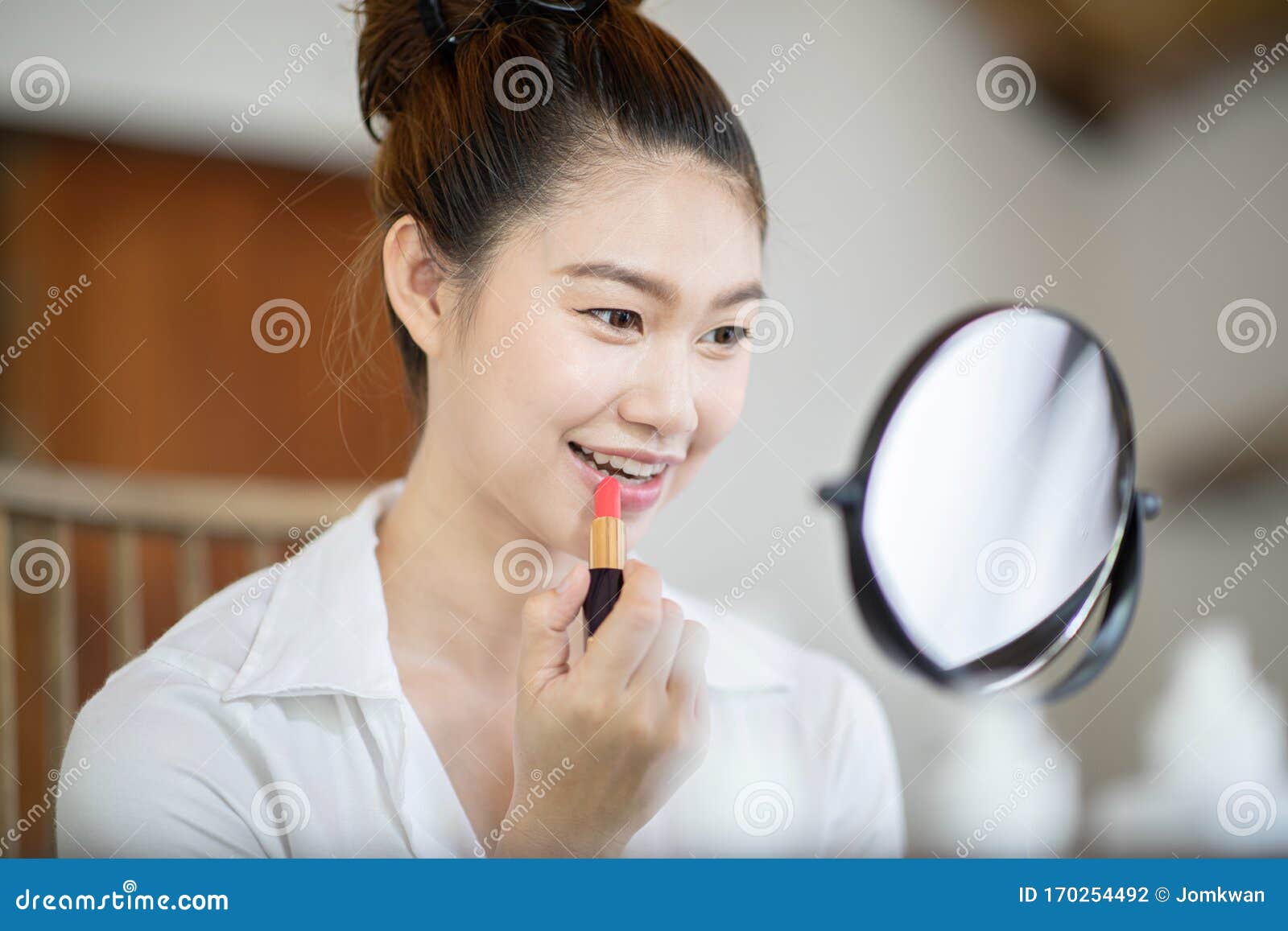 美女黑发女子化妆镜中用红口红饰唇库存照片 图片包括有化妆用品 愉快 汉语 人力 嘴唇 生活方式
